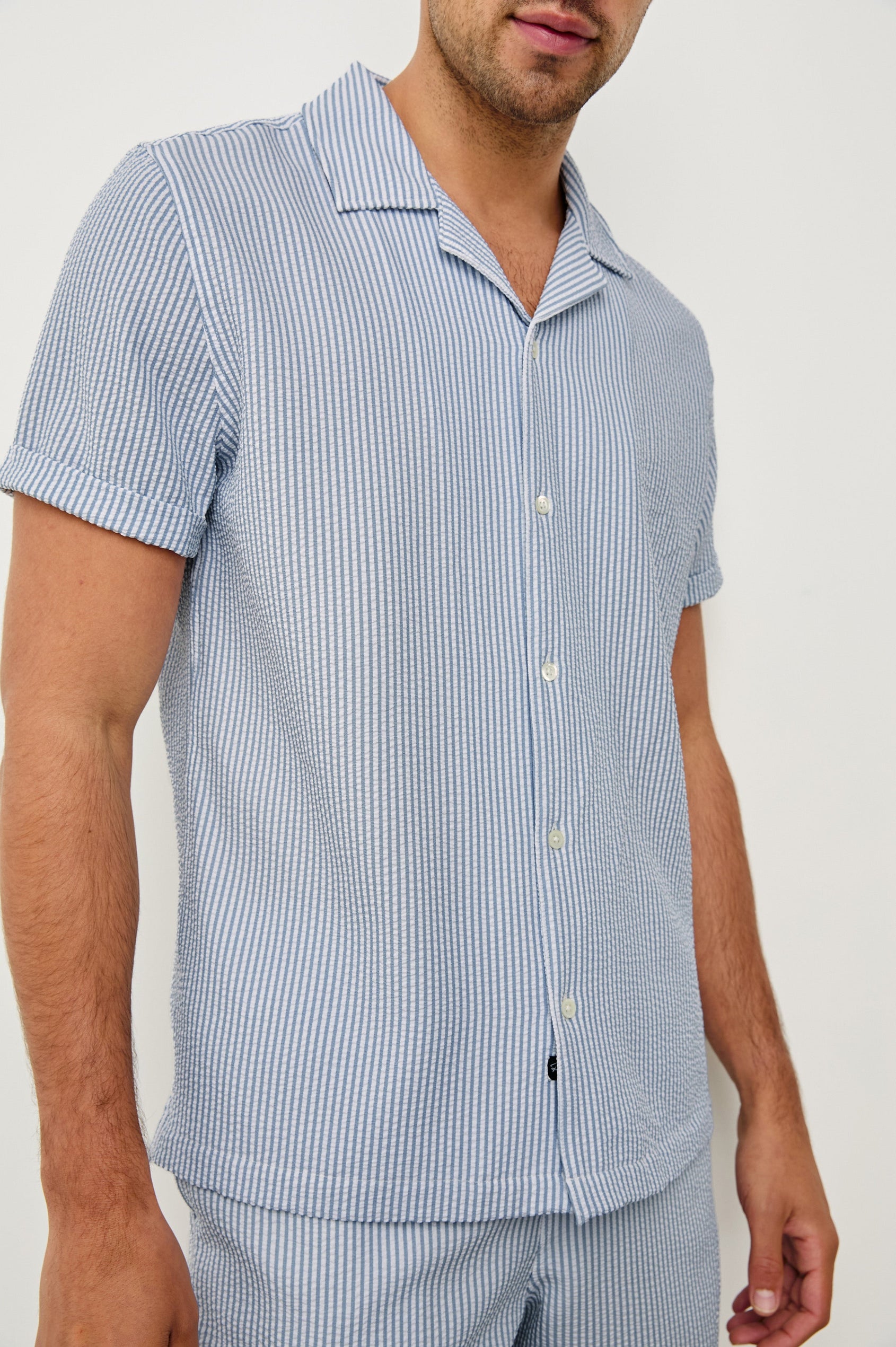 Amalfi classic fitted short sleeve button up shirt with collar in Blue White Seersucker - close up of details on model