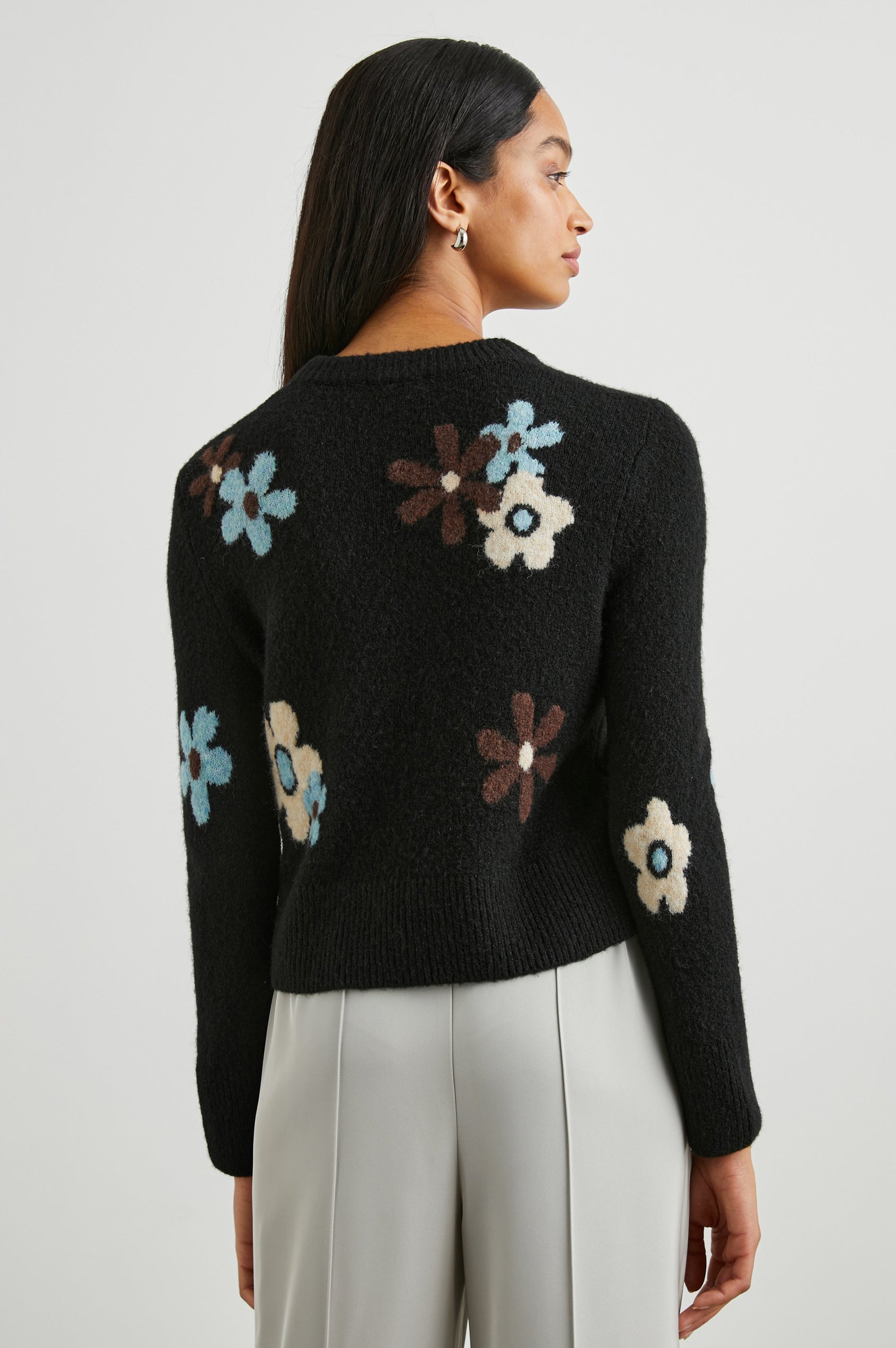 ANISE-ONYX-BLUE-DAISIES-BACK