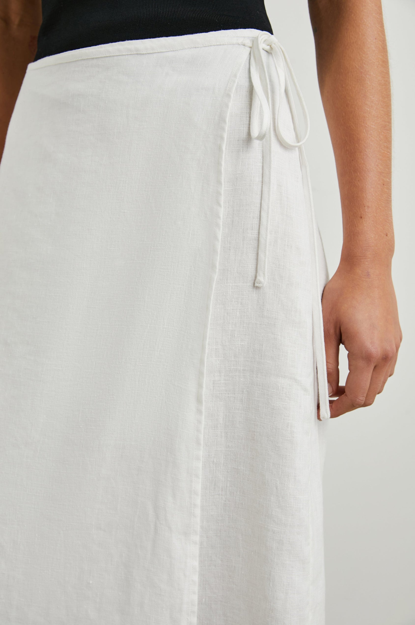 CARLY-WHITE-DETAIL