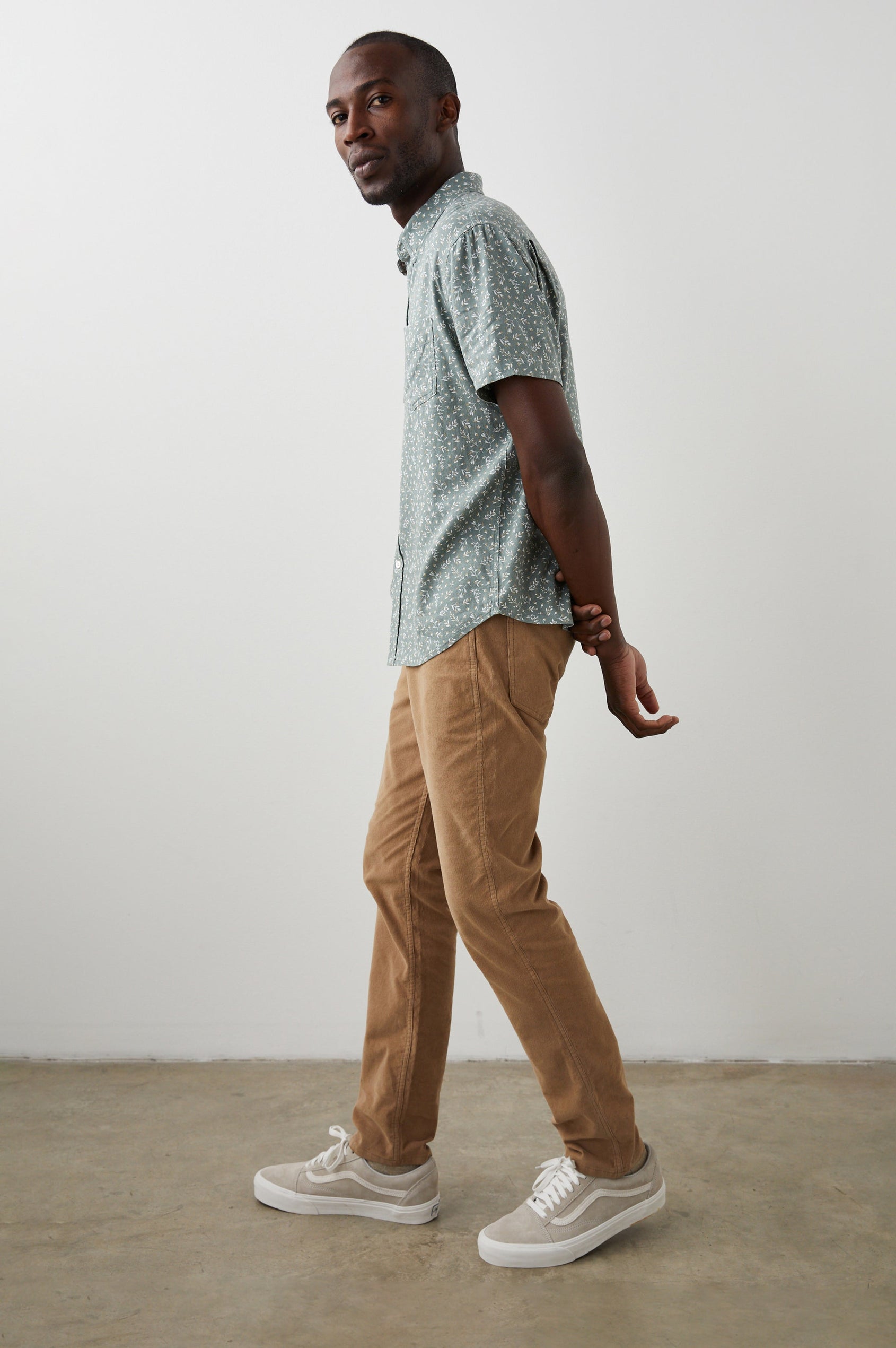 CARSON ACORN FORAGE MINT SHIRT - SIDE FULL BODY