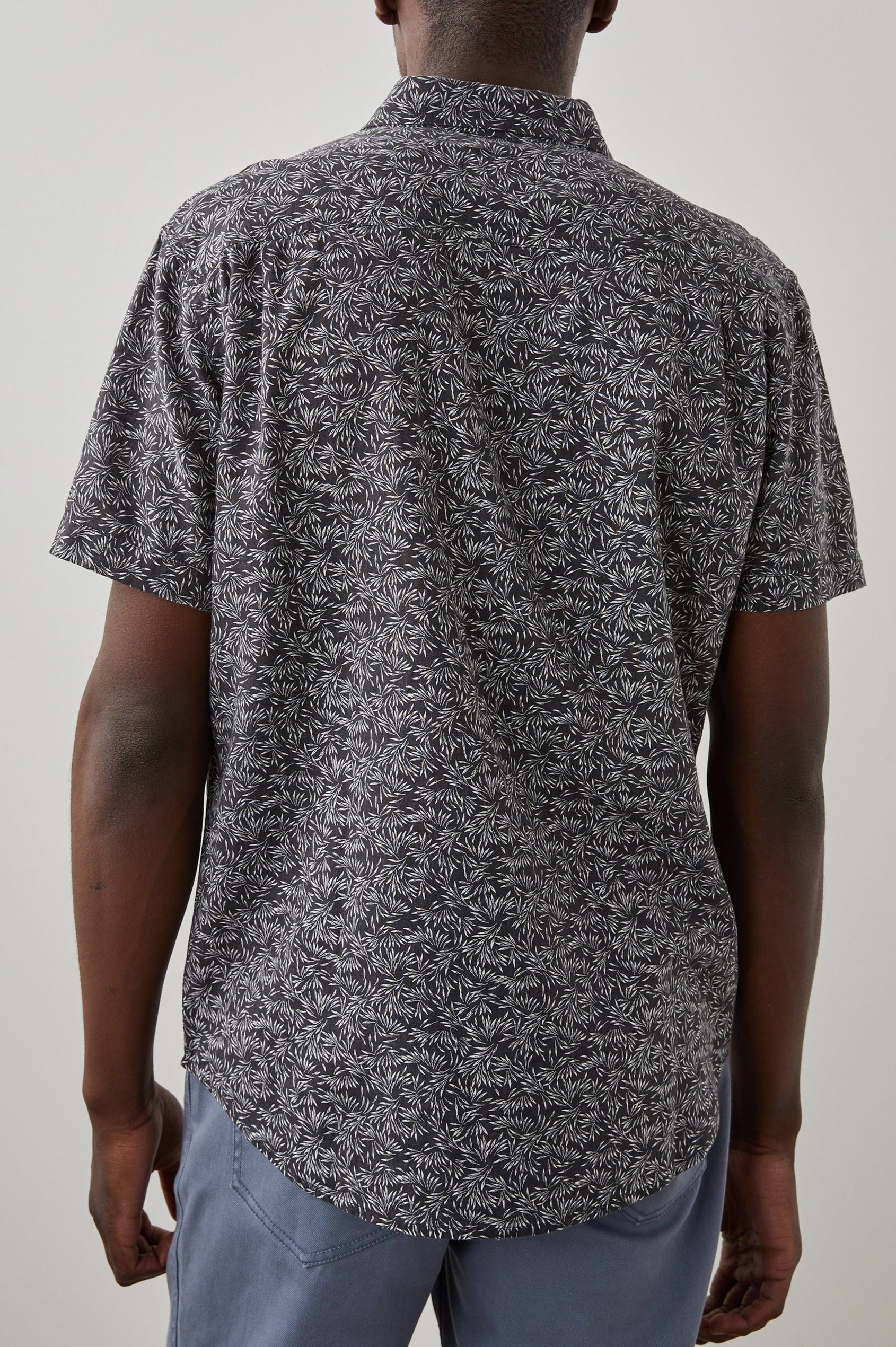 CARSON-CROP-CIRCLE-BLACK-WHITE-BACK