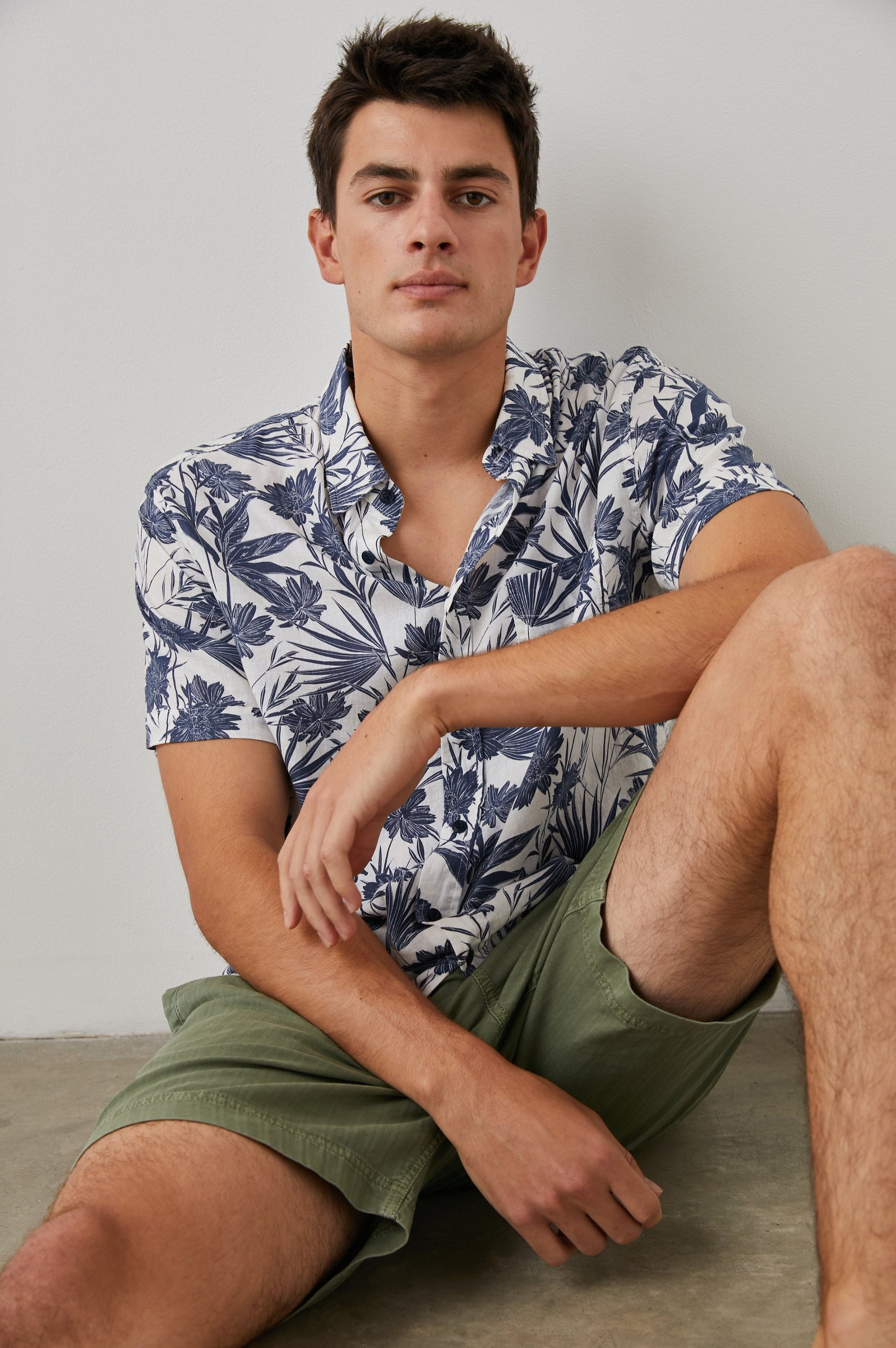 CARSON SHIRT JUNGLE FOLIAGE ROYAL - MODELED