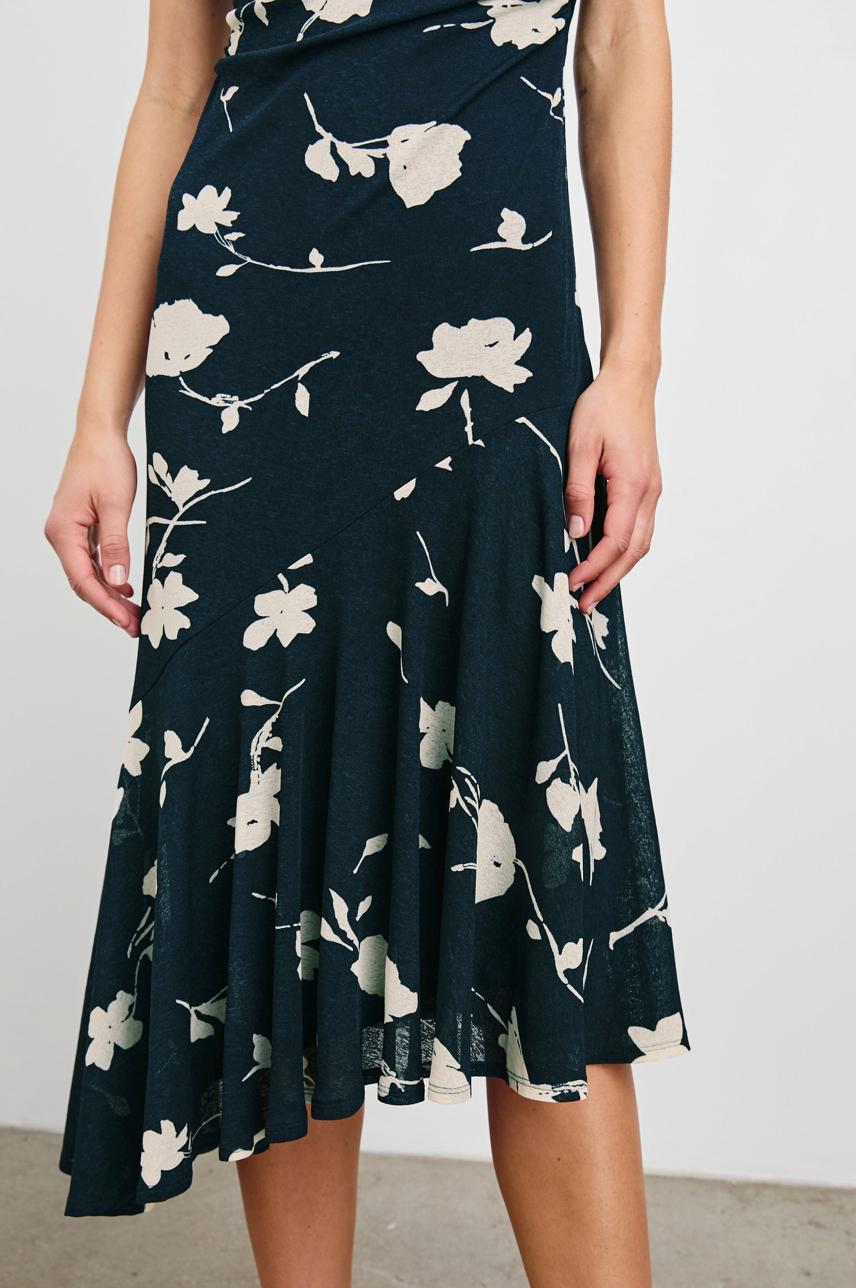 DAIJA-MIDNIGHT-ROSES-HEM DETAIL