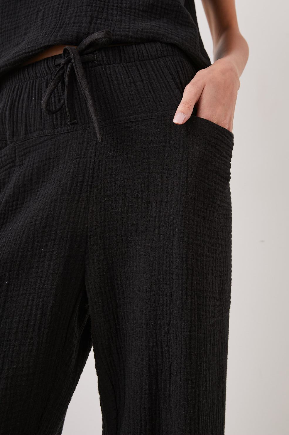 DARBY PANT BLACK - FRONT POCKET DETAILS