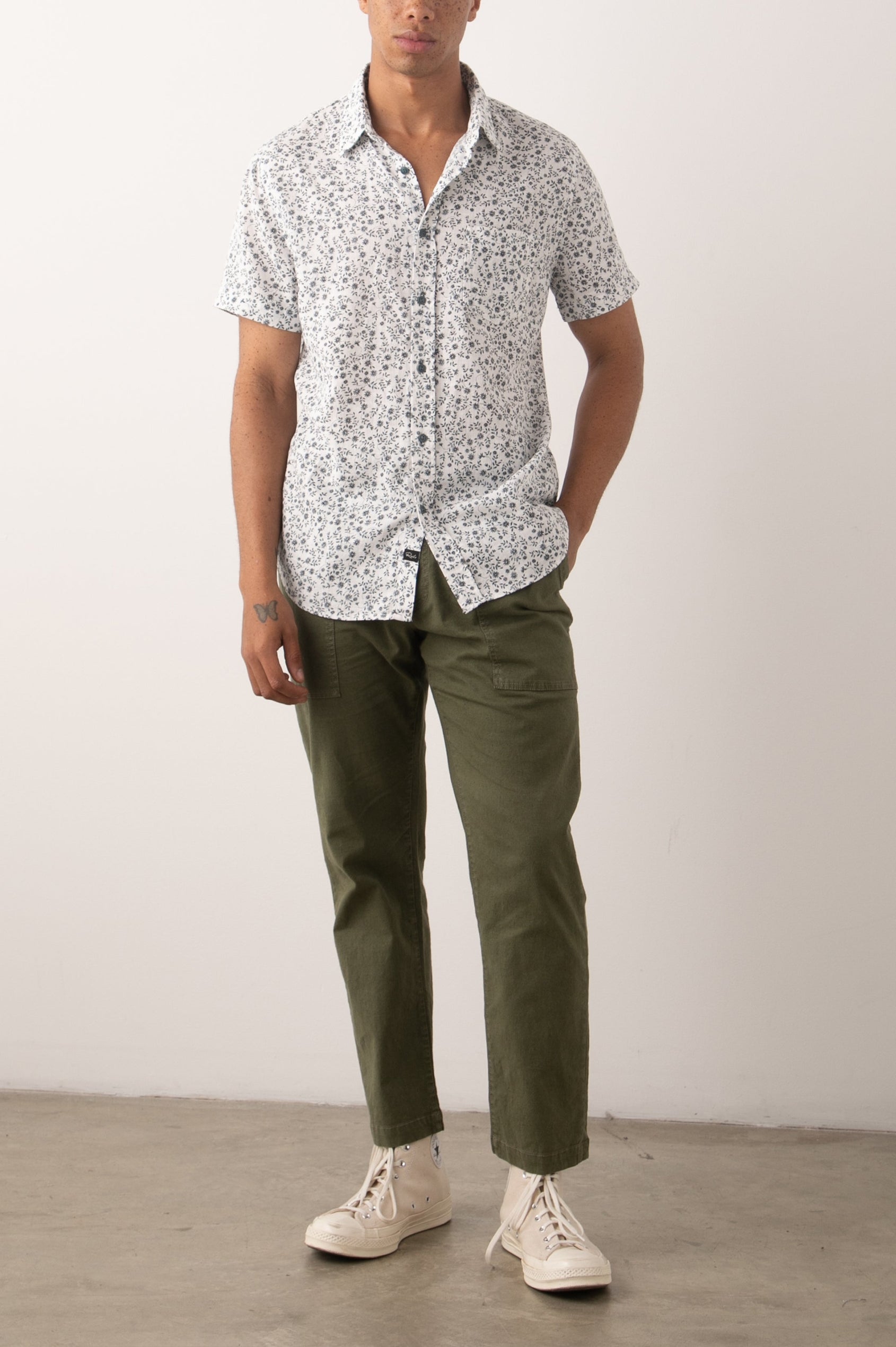 FAIRFAX CREEPING IVY WHITE BLUE SHIRT - FULL BODY