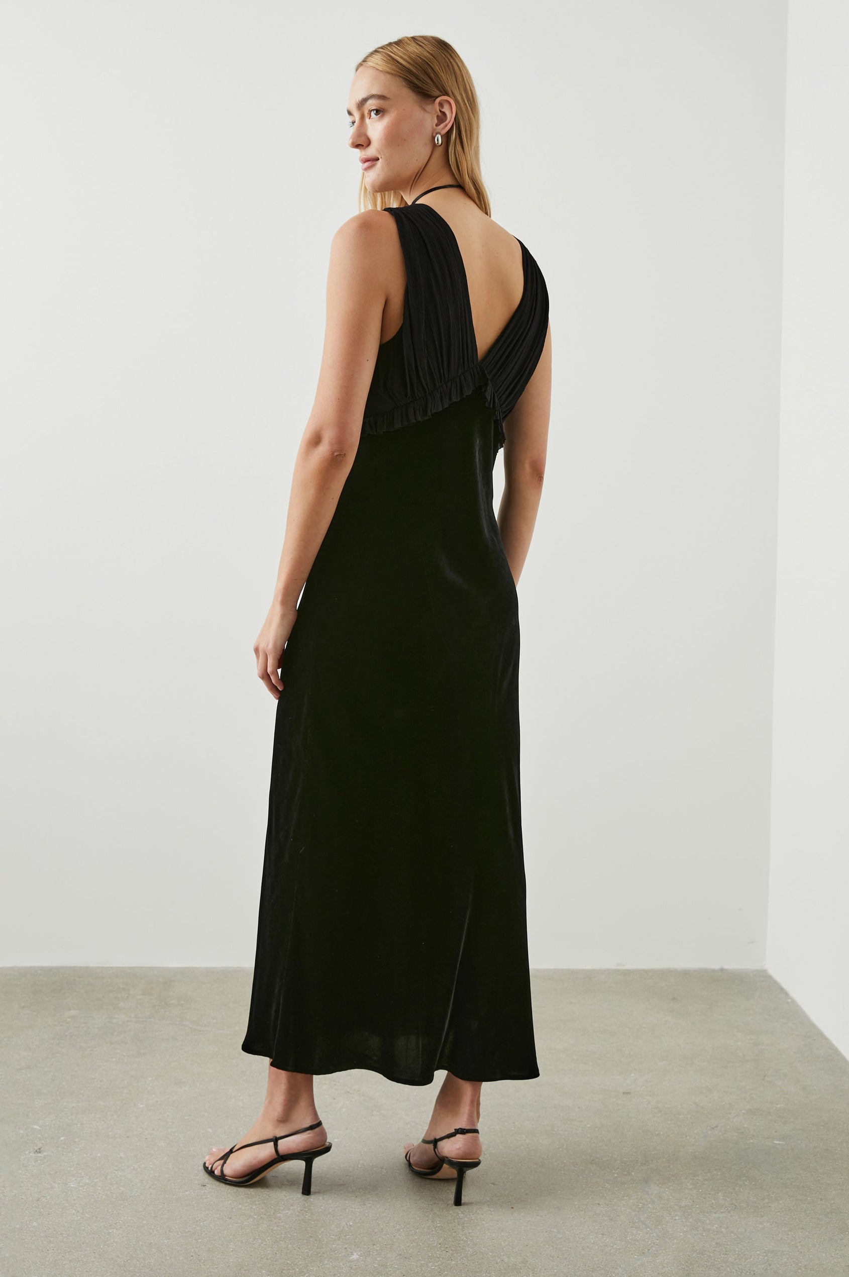 GILDA-BLACK-VELVET-BACK