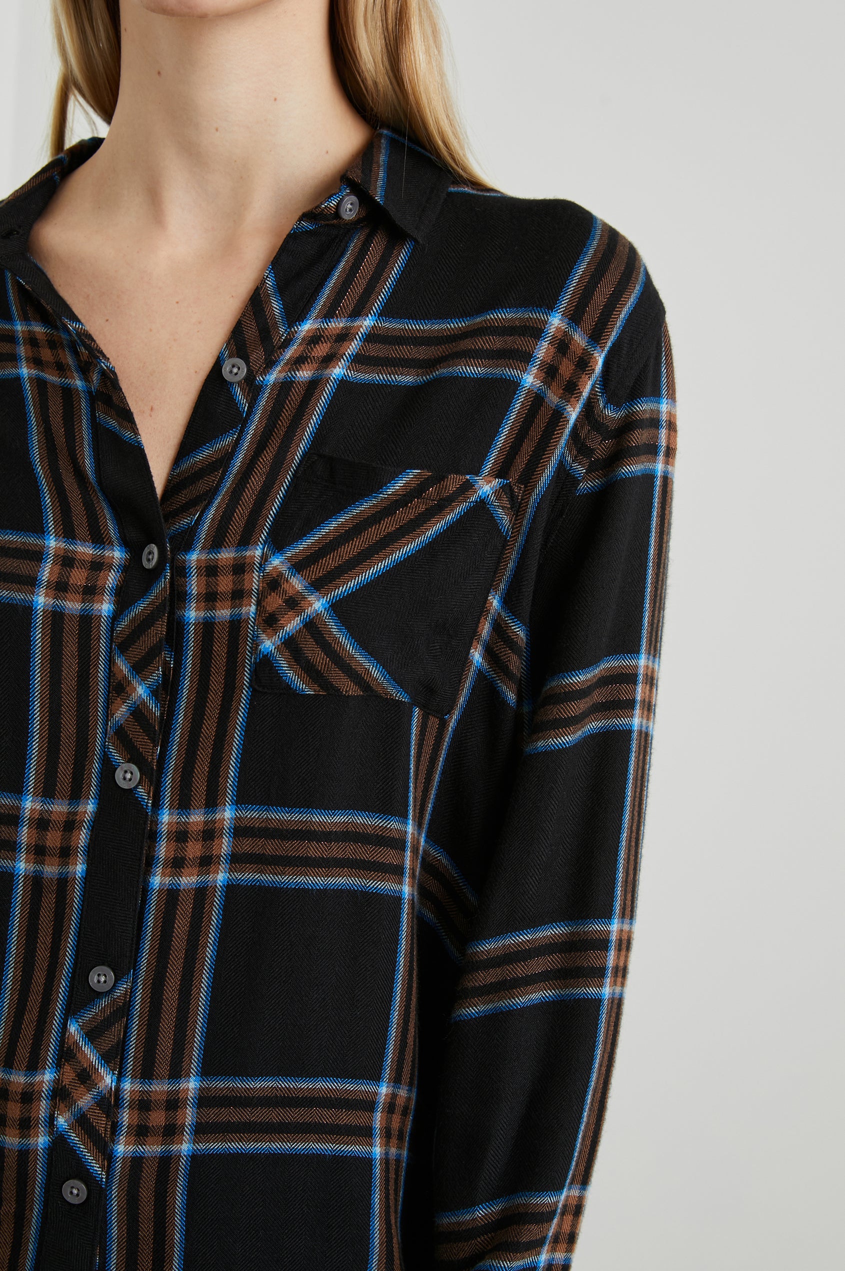 HUNTER-COBALT-CHESTNUT-DETAIL