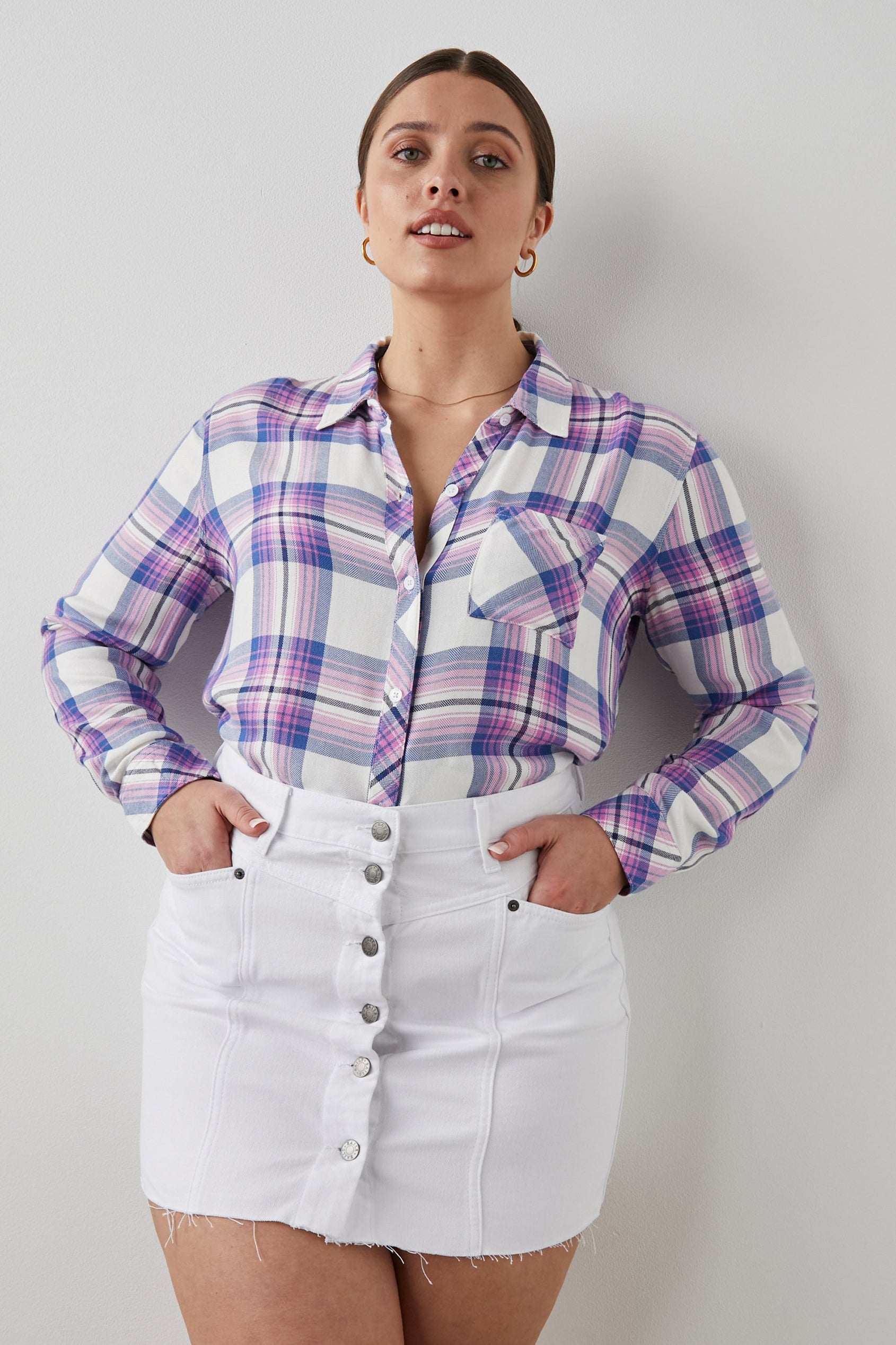 HUNTER SHIRT WHITE DENIM BERRY - MODEL 2 FRONT