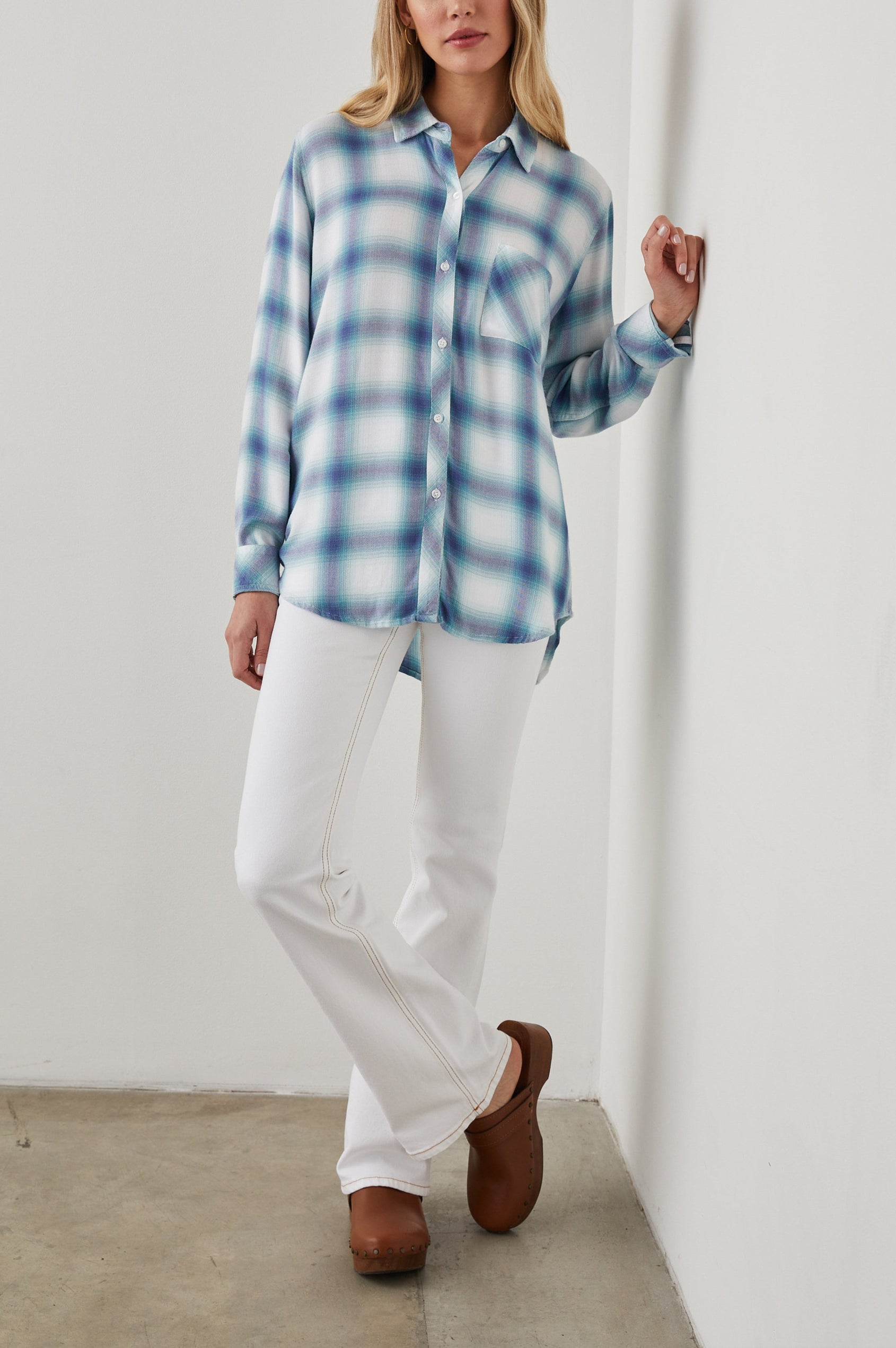 HUNTER-WHITE-INDIGO-MIST-FULL FRONT BODY