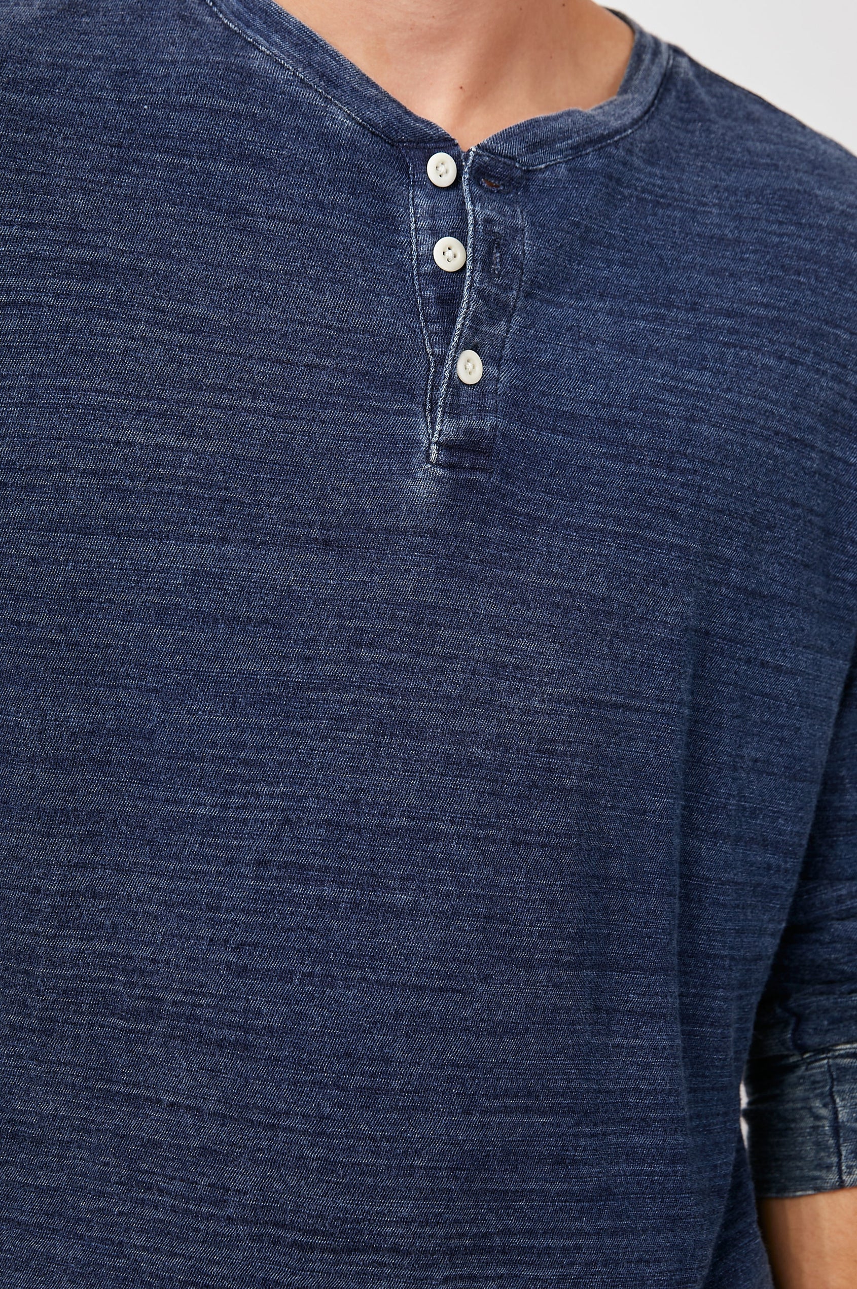 SKHI HENLEY - DARK WASH
