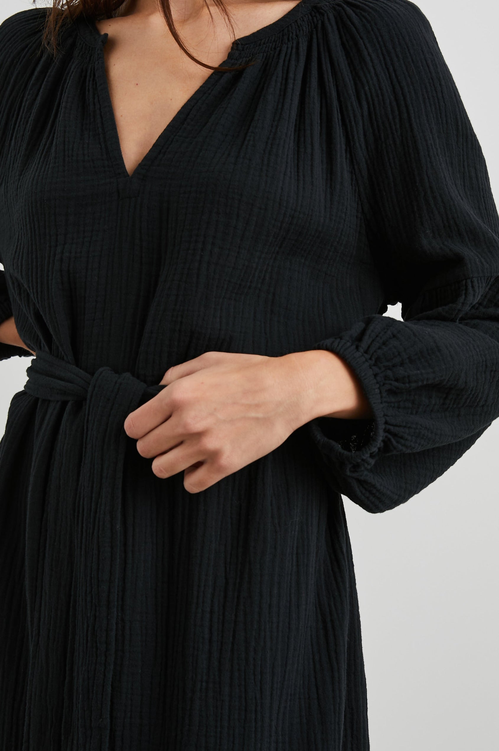 VITTORIA-BLACK-DETAIL