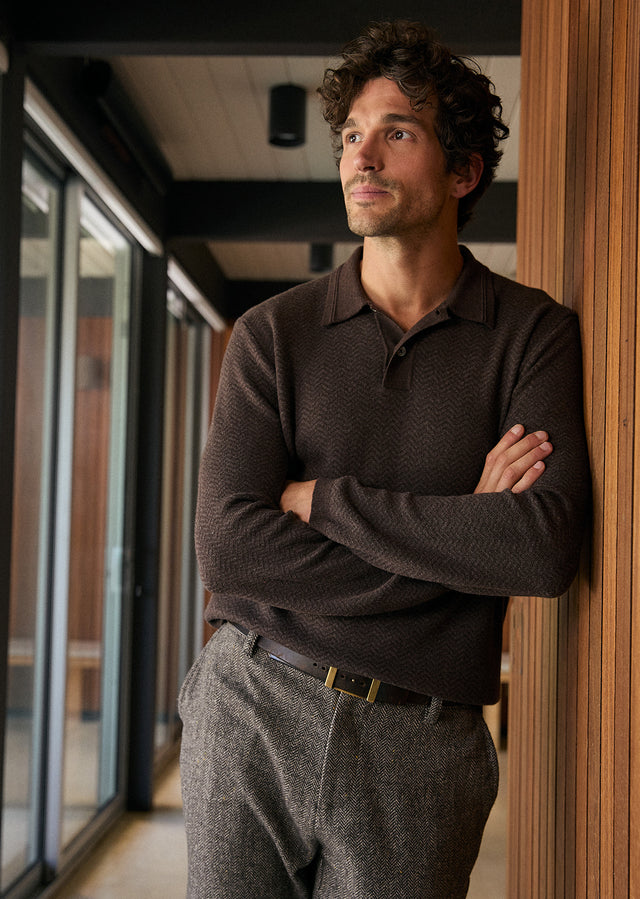 MALE MODEL WEARING HERRINGTON SWEATER (LONG SLEEVE KNIT SWEATER WITH COLLAR) IN COLOR BROWN HERRINGBONE MELANGE (DARK BROWN COLOR)