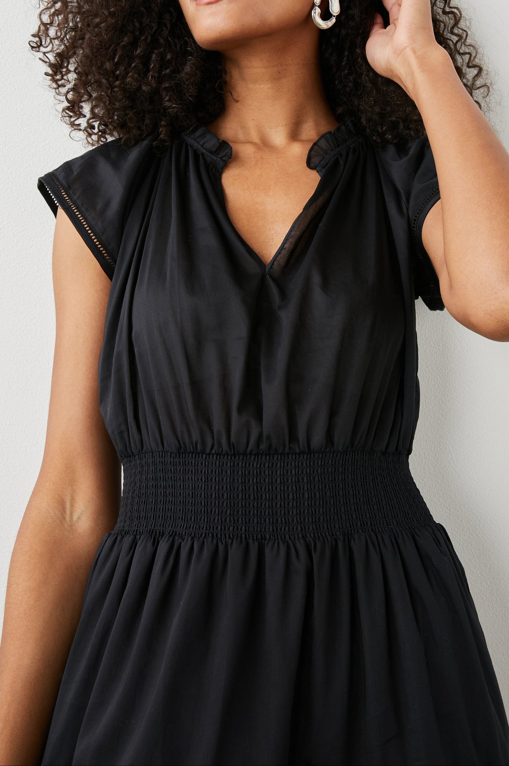 AMELLIA DRESS TRUE BLACK LACE DETAIL - DETAIL