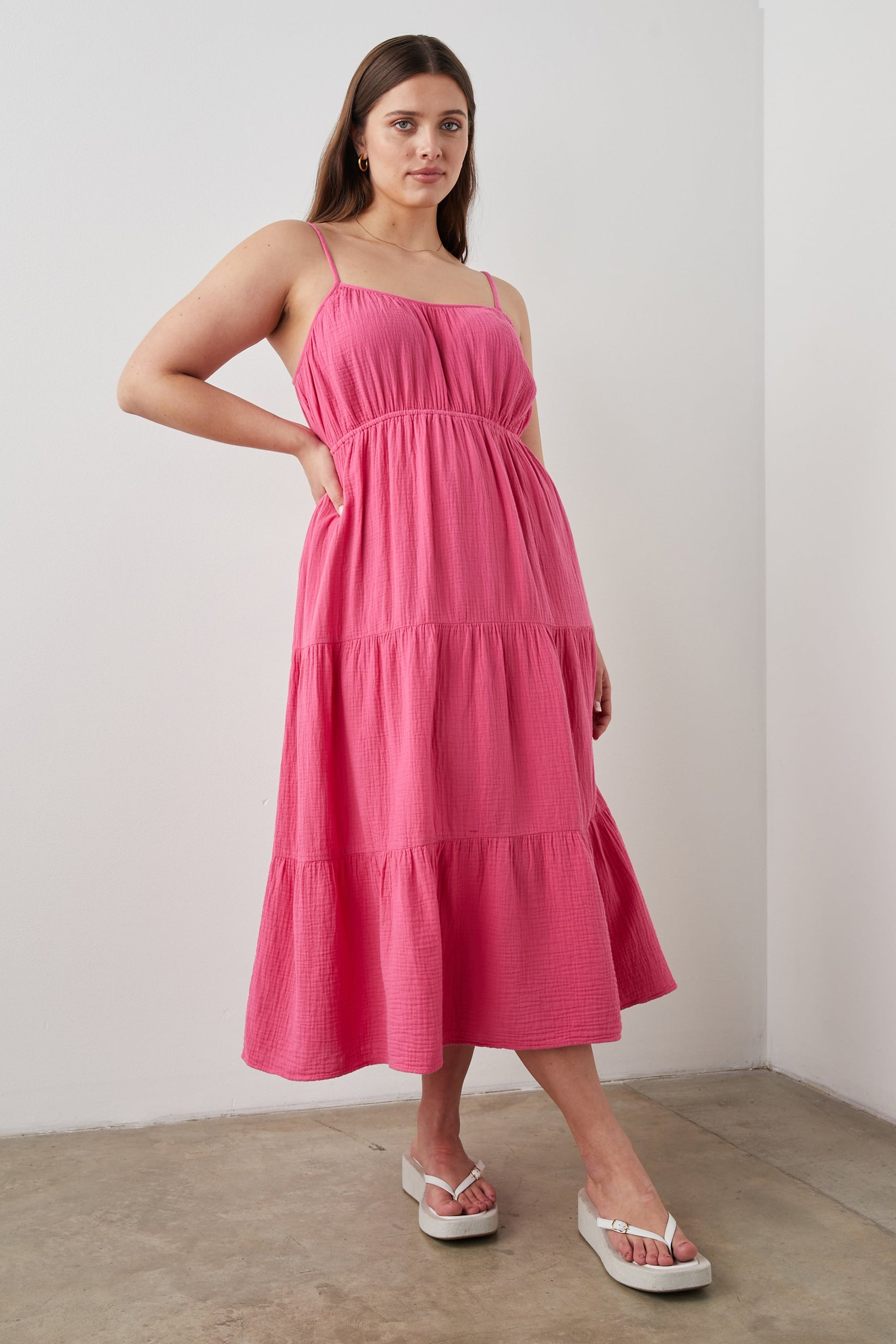 BLAKELY DRESS HIBISCUS - MODEL 2 FRONT WITH HAND ON HIP