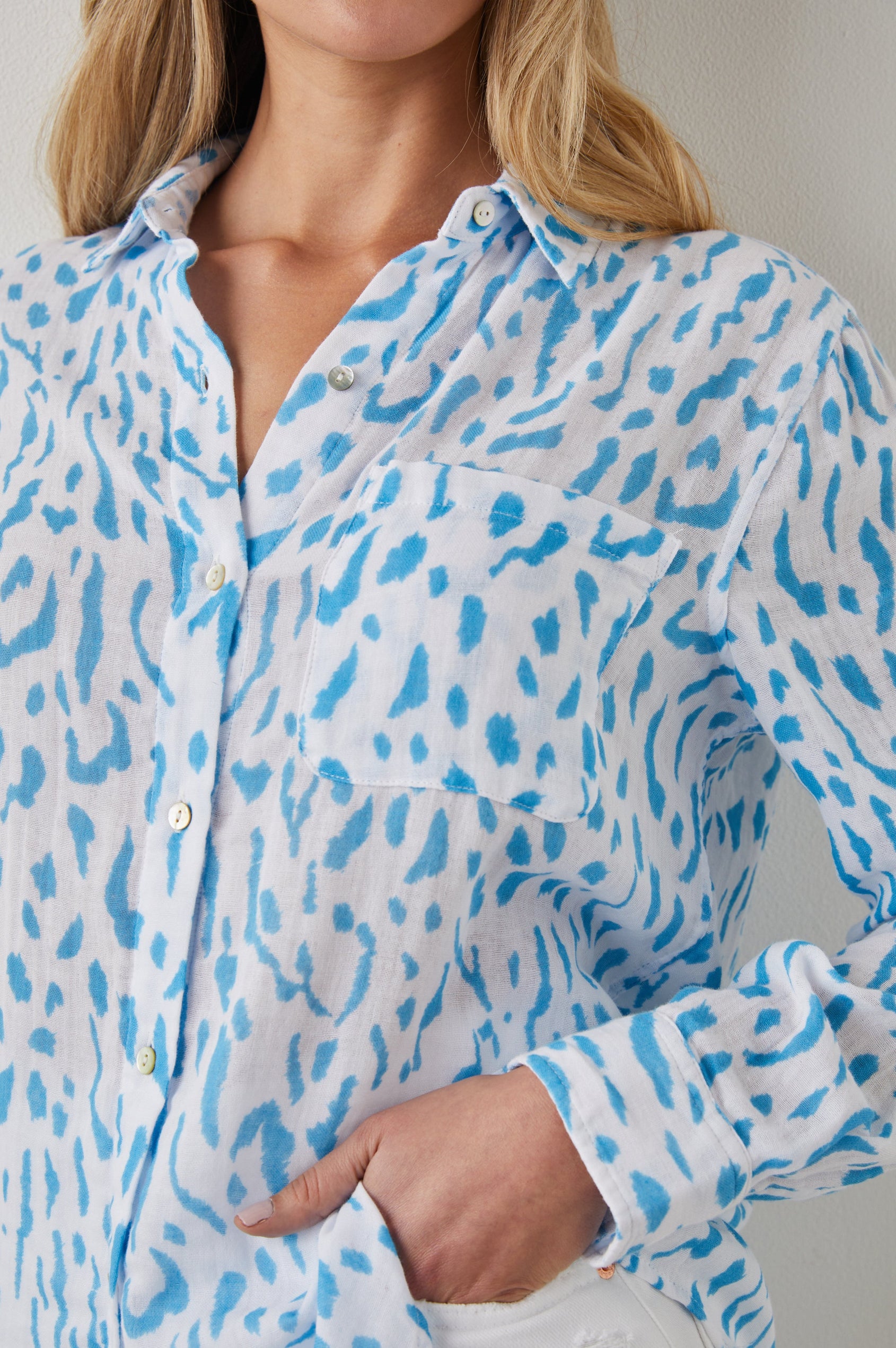 ELLIS SHIRT TEAL CHEETAH - POCKET DETAILS