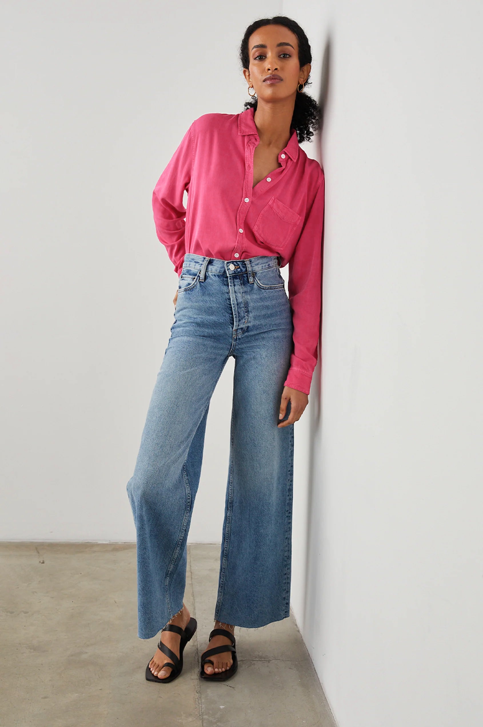 INGRID HIBISCUS RAW HEM SHIRT - FRONT ONE HAND IN BACK POCKET