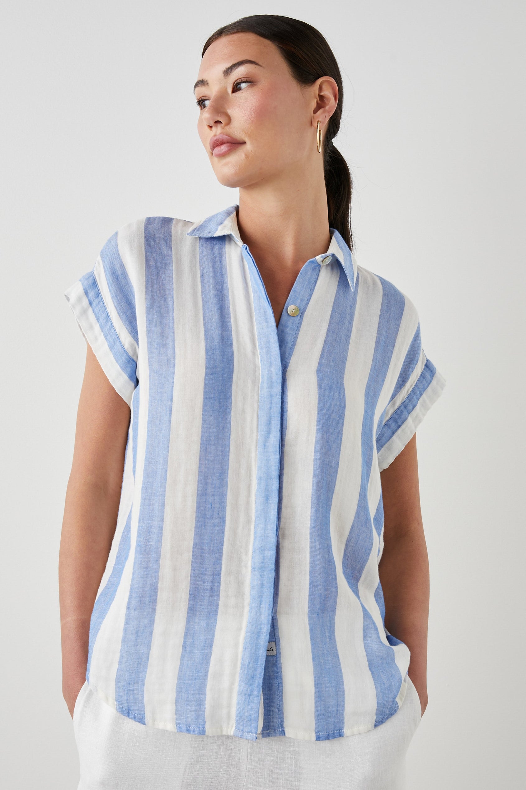 JAMIE SHIRT FERMO STRIPE - FRONT HANDS IN POCKET