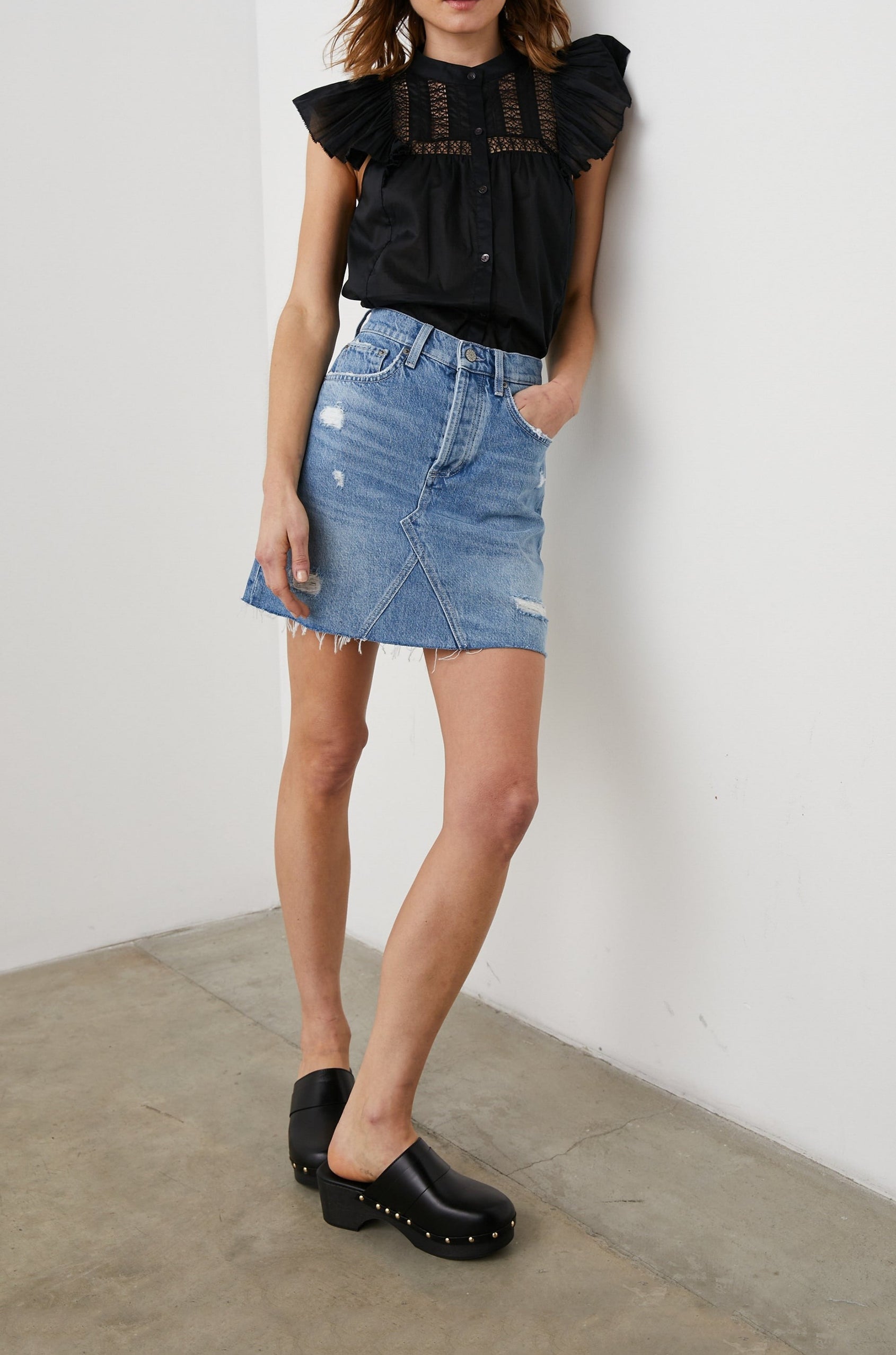 LOUELLA TOP TRUE BLACK - FULL FRONT BODY