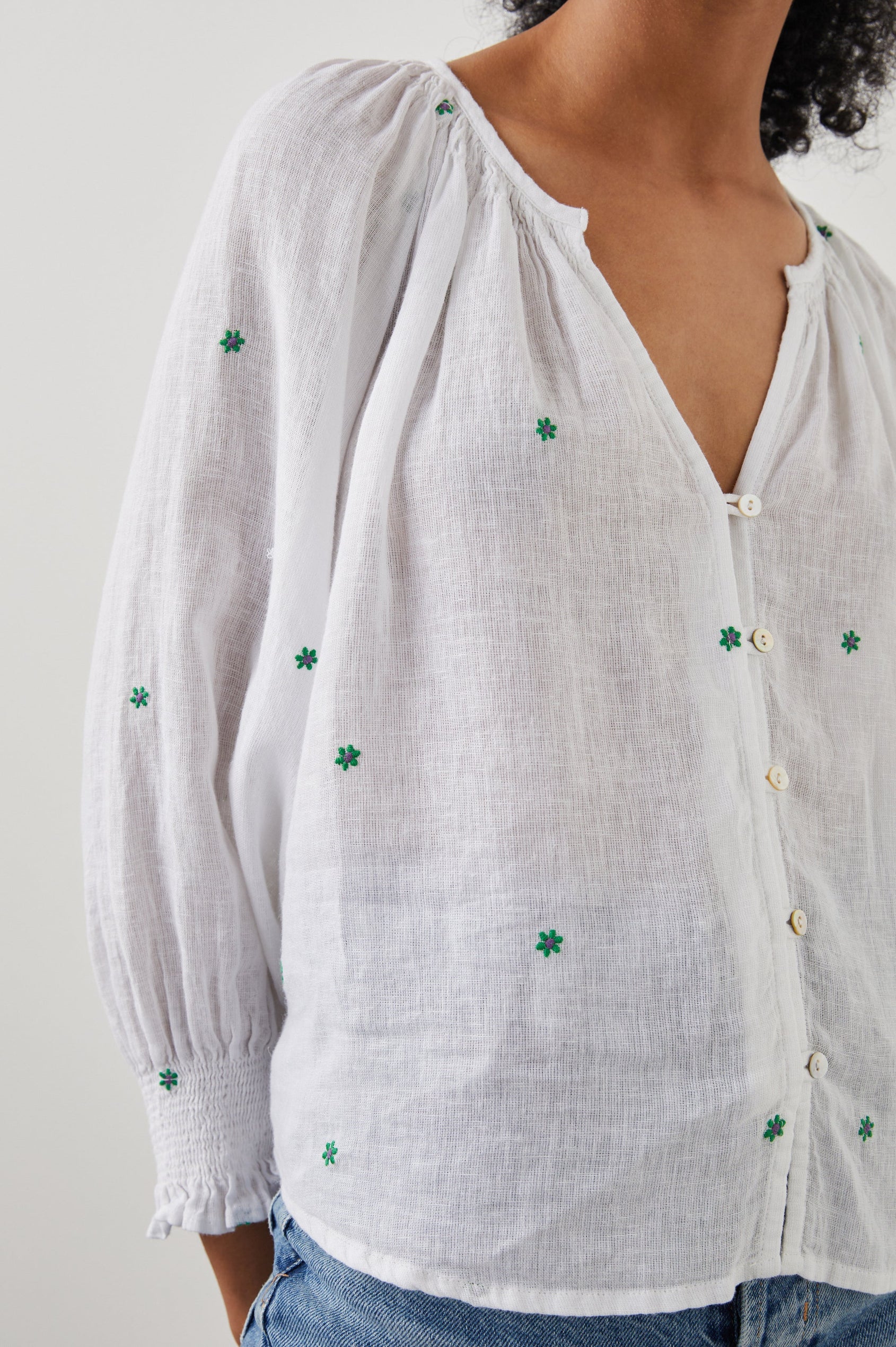 MARIAH TOP GREEN DAISY EMBROIDERY - MODEL 2 DETAIL