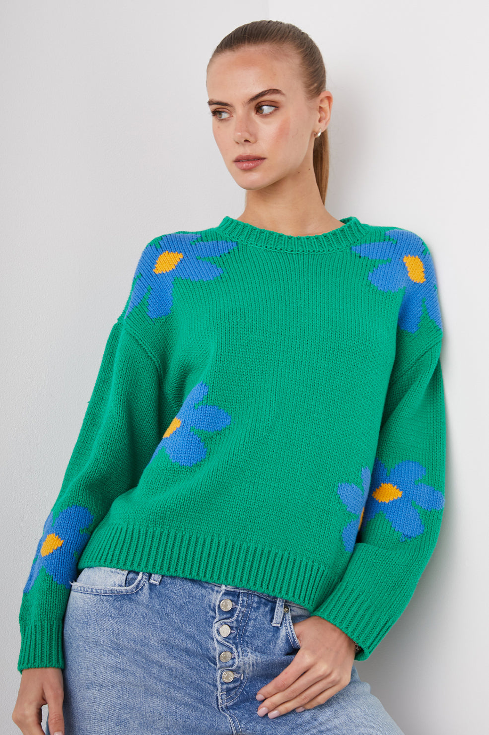 ZOEY SWEATER KELLY DAISIES - FRONT HAND IN POCKET