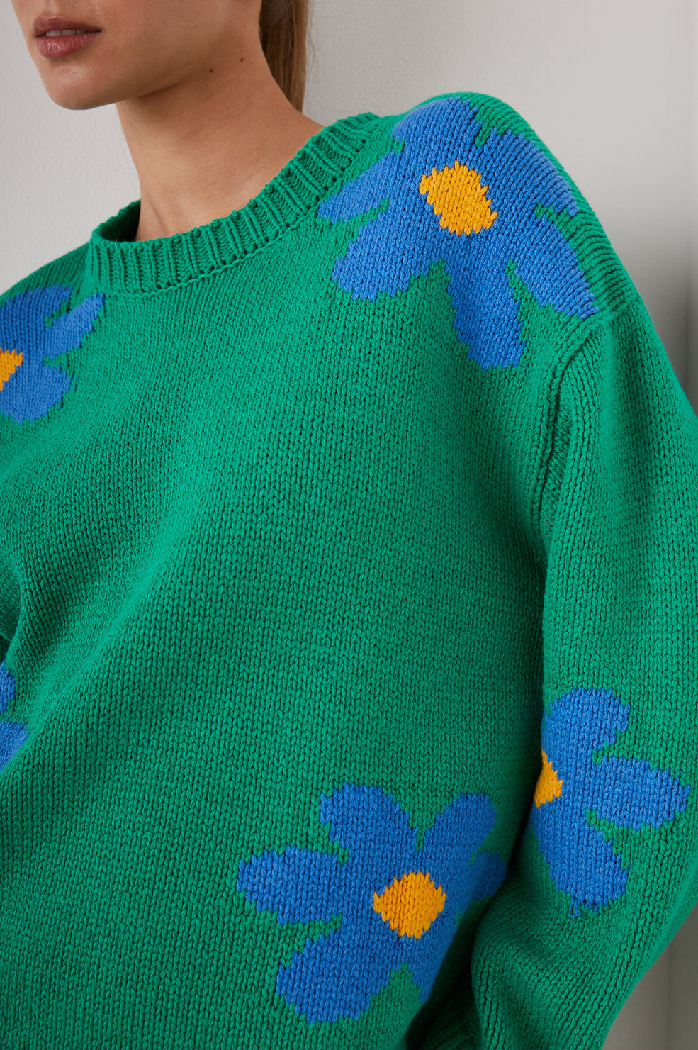 ZOEY SWEATER KELLY DAISIES - FRONT DETAILS