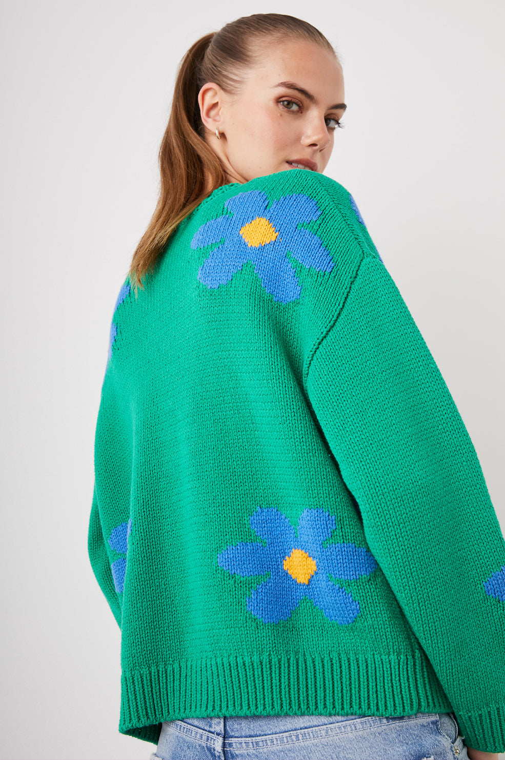 ZOEY SWEATER KELLY DAISIES - BACK FLOWER DETAILS