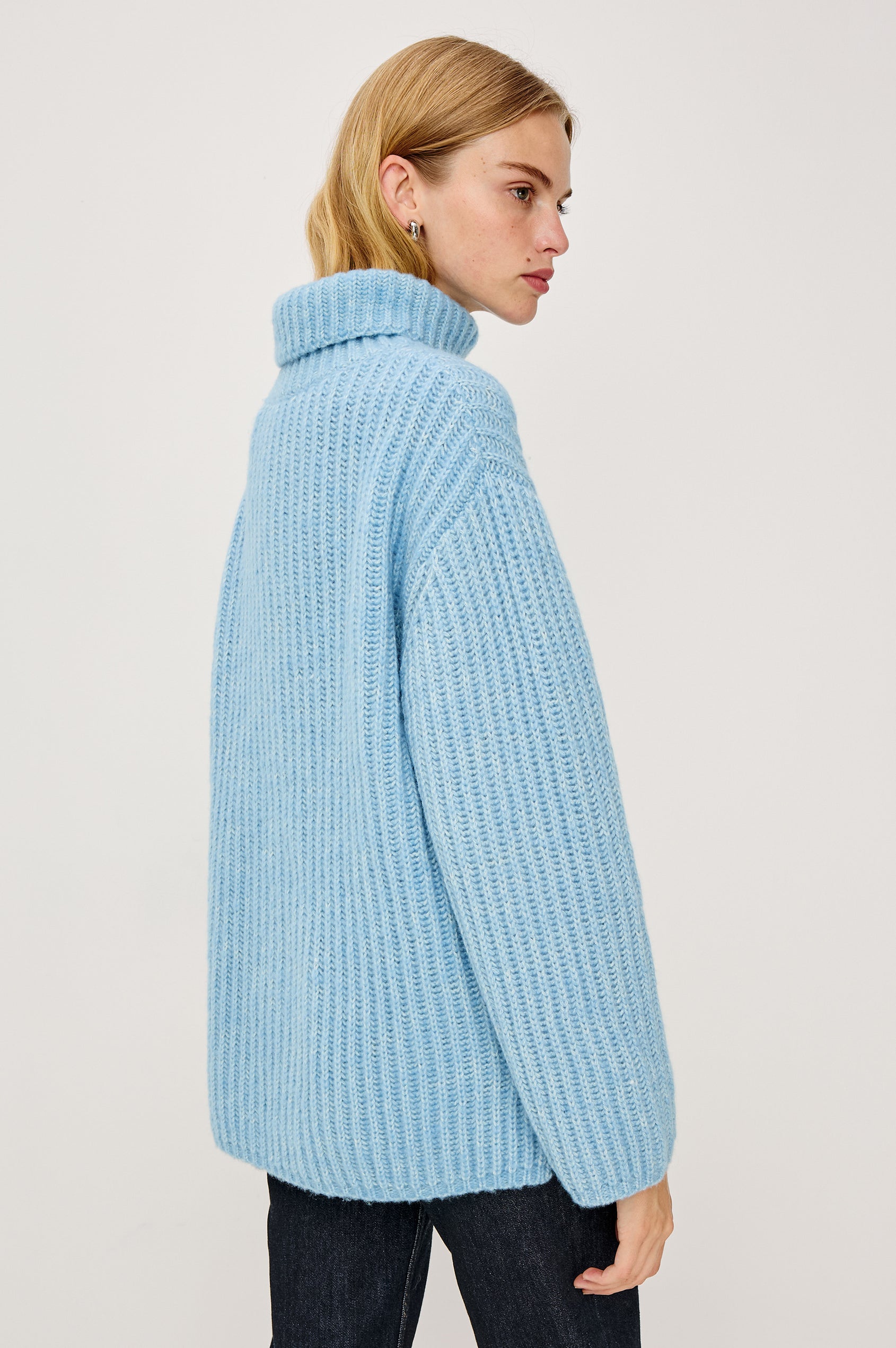 ANJA SWEATER - LIGHT BLUE