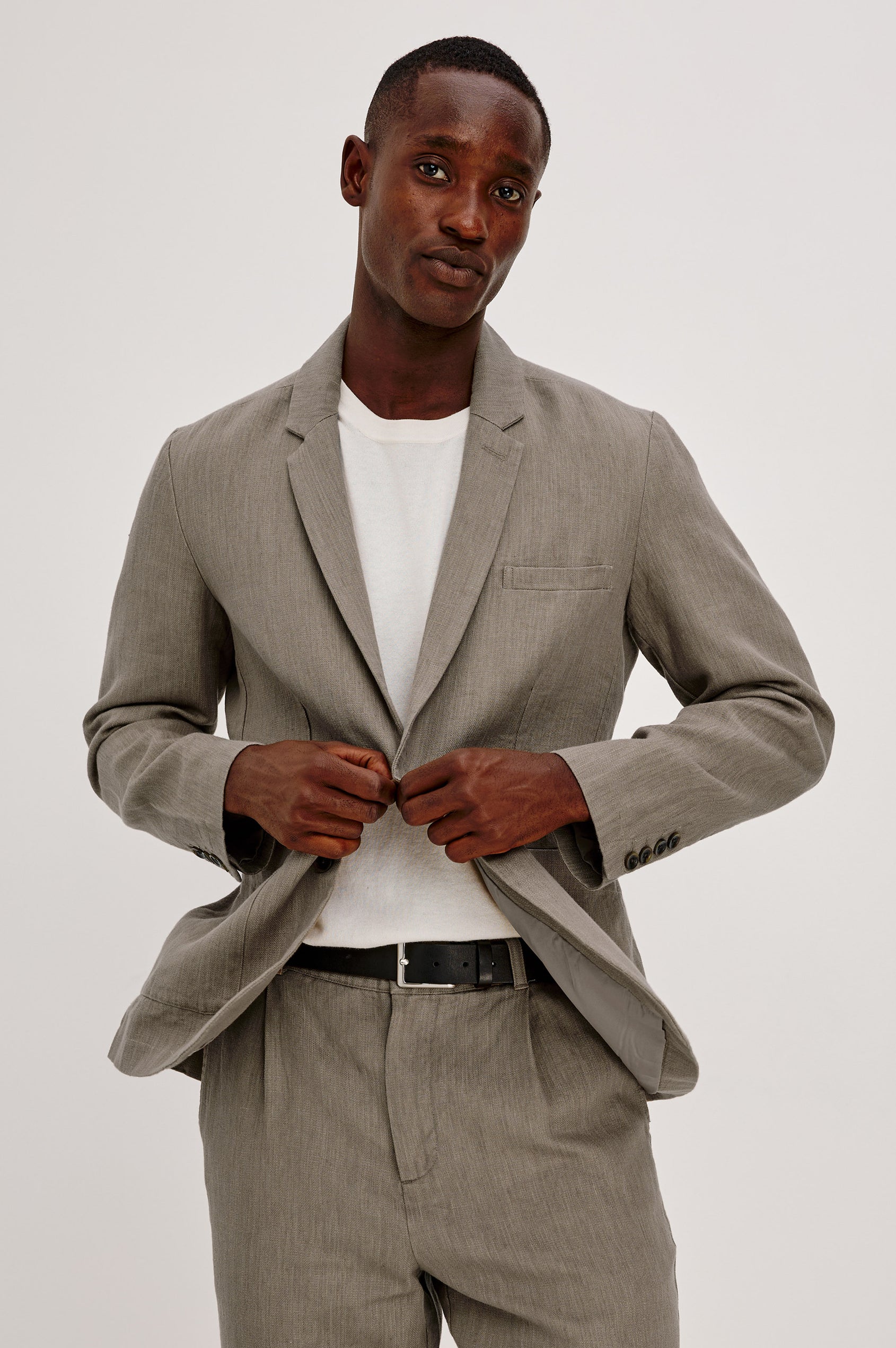 Bond Blazer in Cotton Wool Linen Blend, Single-Breasted, Notched Lapels, Chest Welt Pocket, Front Patch Pockets, and Long Sleeves With Button Cuffs in Walnut Colorway - Upper Body Front View Featured on Model