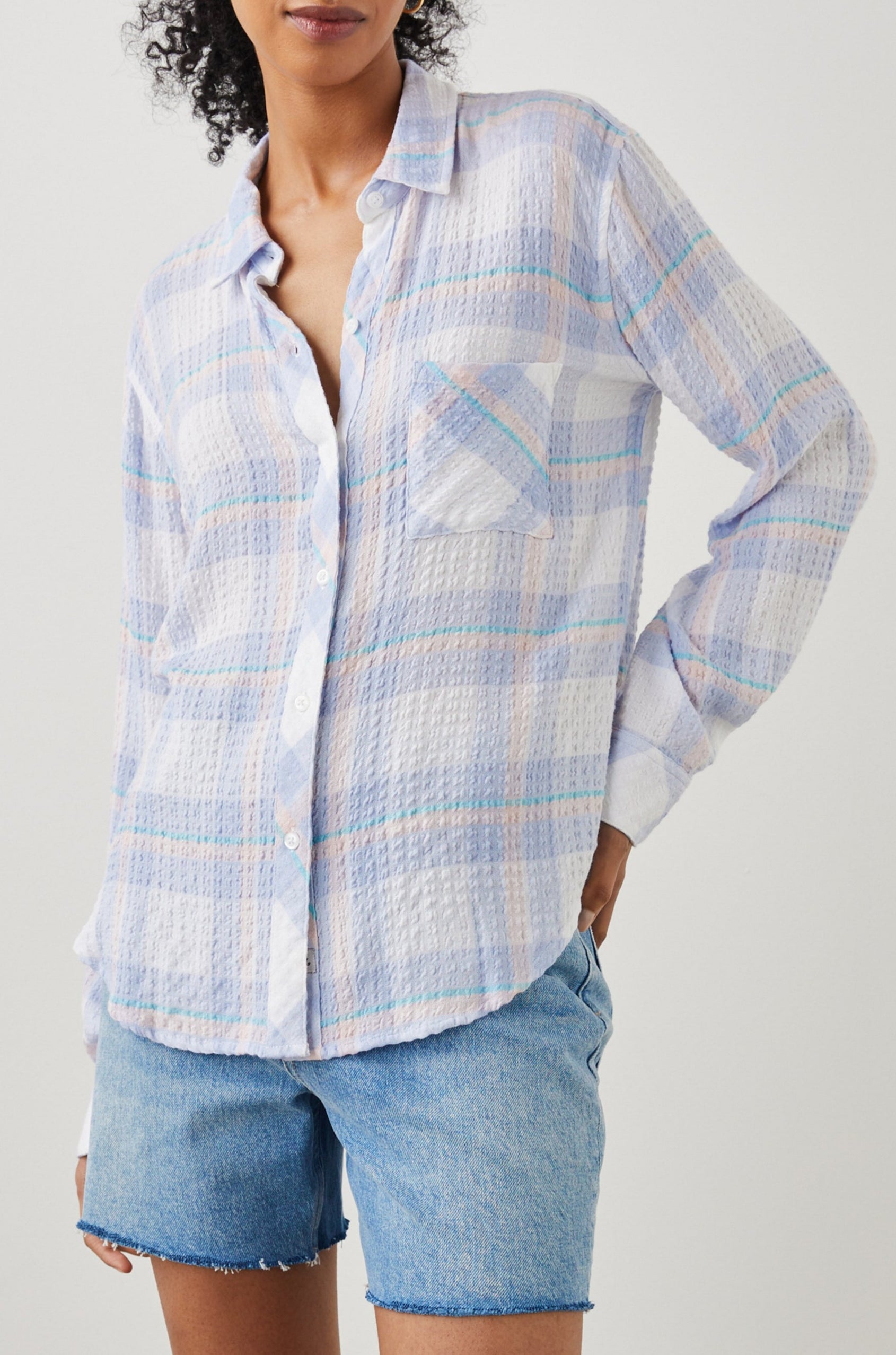 BRADY SHIRT WHITE PERRIWINKLE PEACH - FRONT BODY IN MOTION