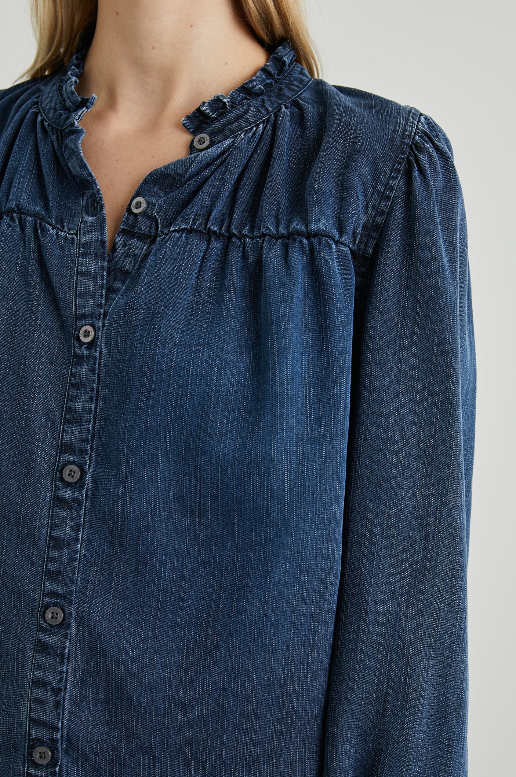 CAMILLE SHIRT DARK VINTAGE WASH - DETAIL