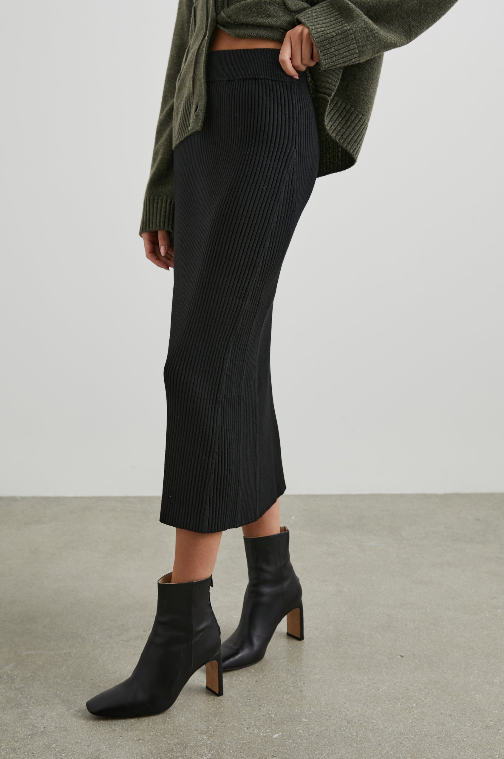DAVINA BLACK SKIRT - SIDE