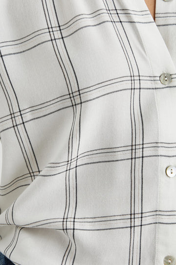 ELOISE-SNOW-ONYX-GOLD-LUREX DETAIL