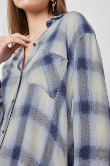 HUNTER-NAVY-IVORY-ICE-DETAIL