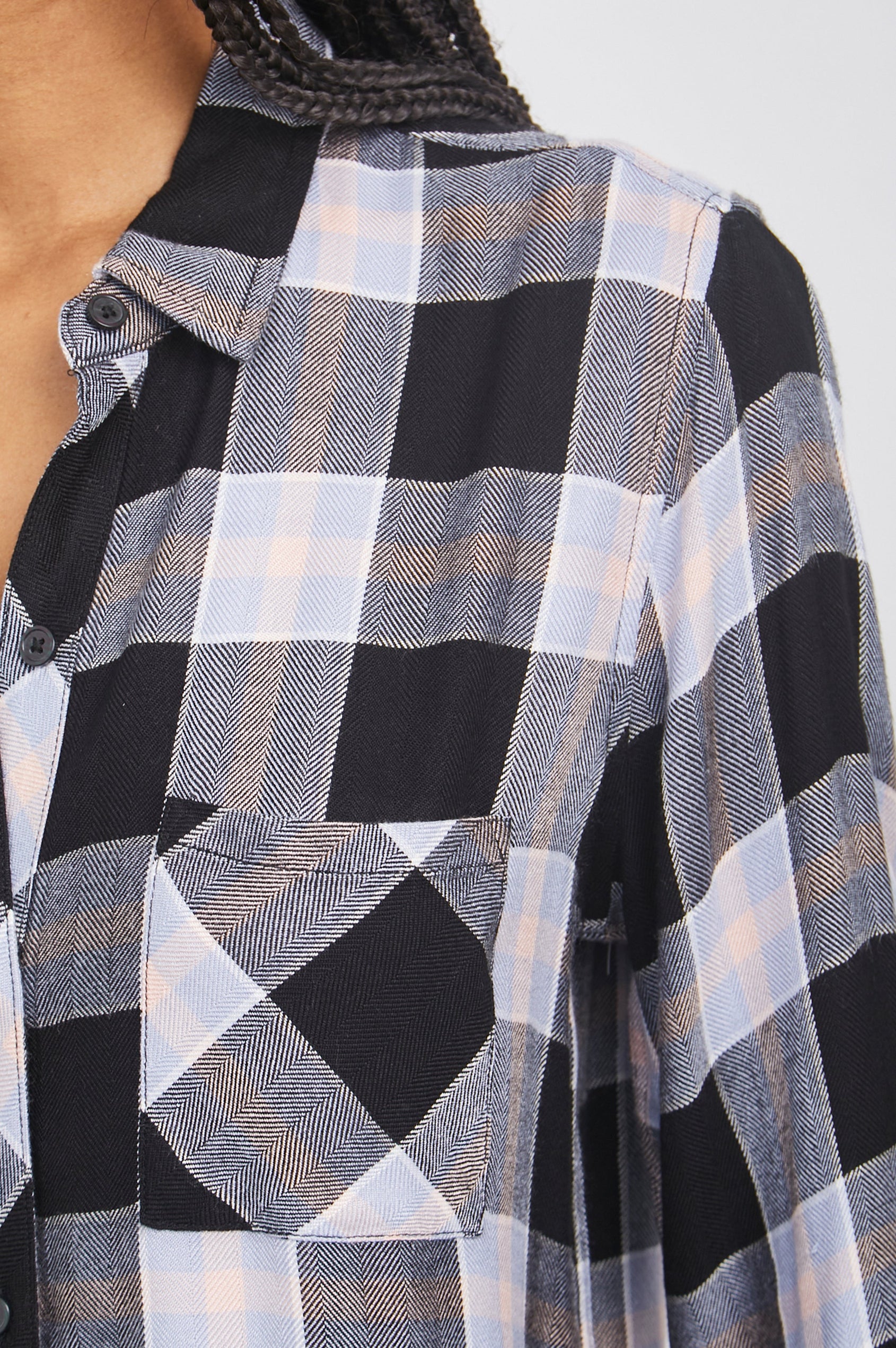 HUNTER-ONYX-PERWINKLE-BLUSH-DETAIL