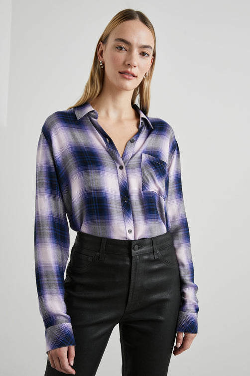 HUNTER SHIRT ORCHID NAVY - FRONT TUCKED IN