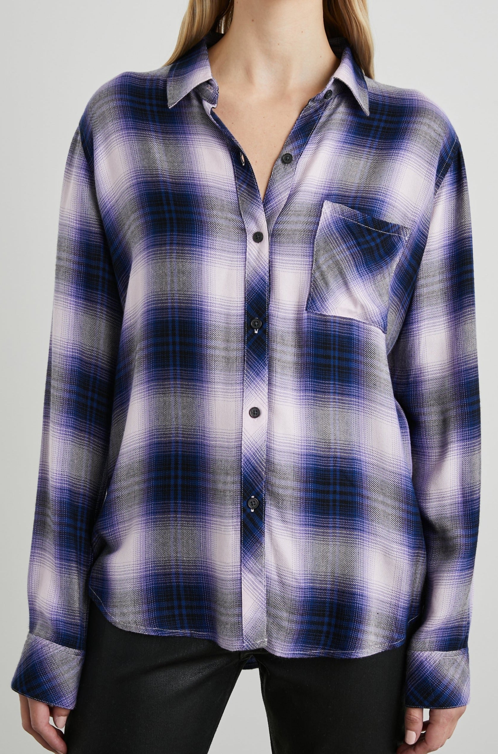 HUNTER SHIRT ORCHID NAVY - FRONT UNTUCKED