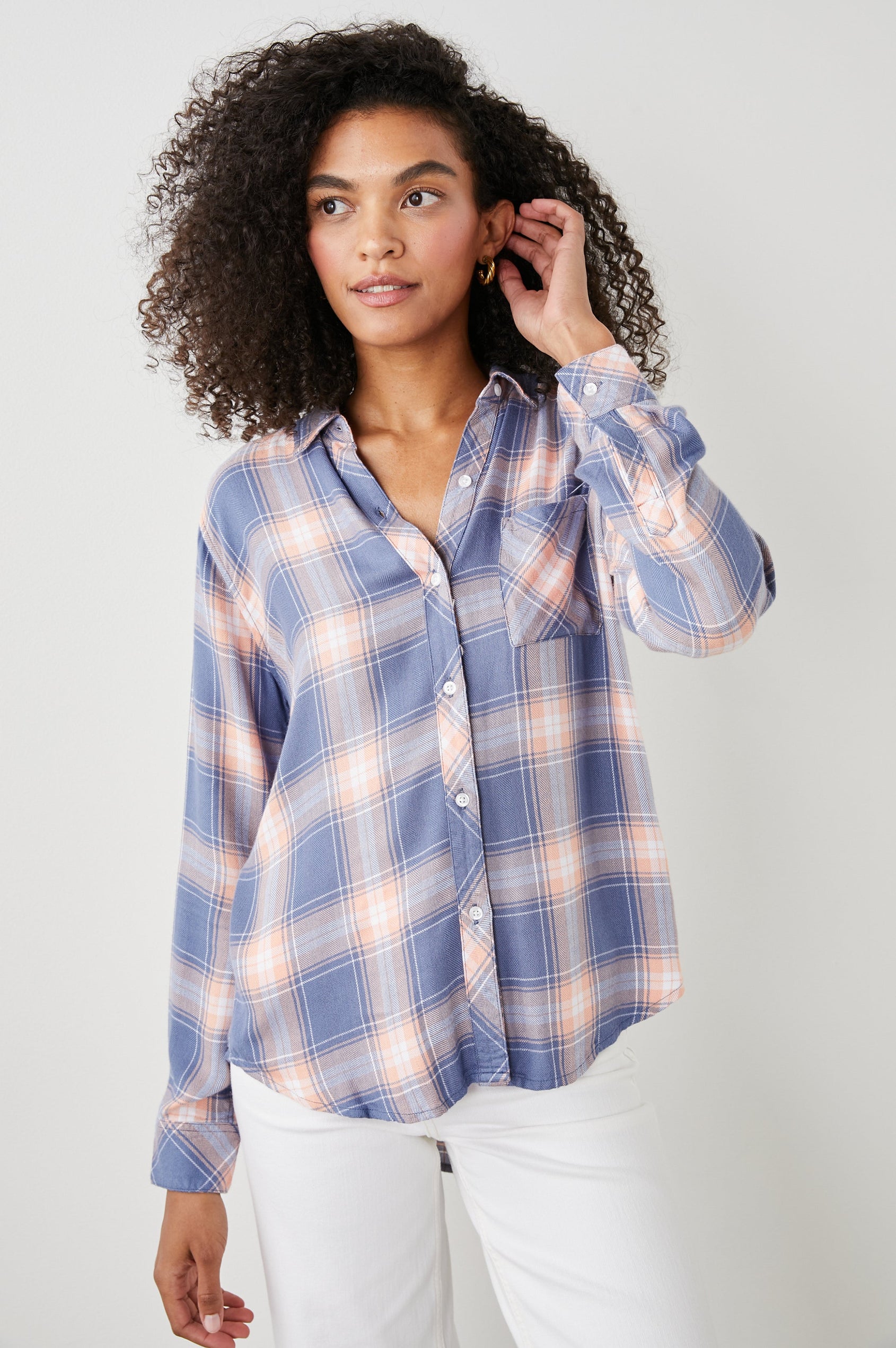 HUNTER SHIRT STEEL PEACH - FRONT IN MOTION