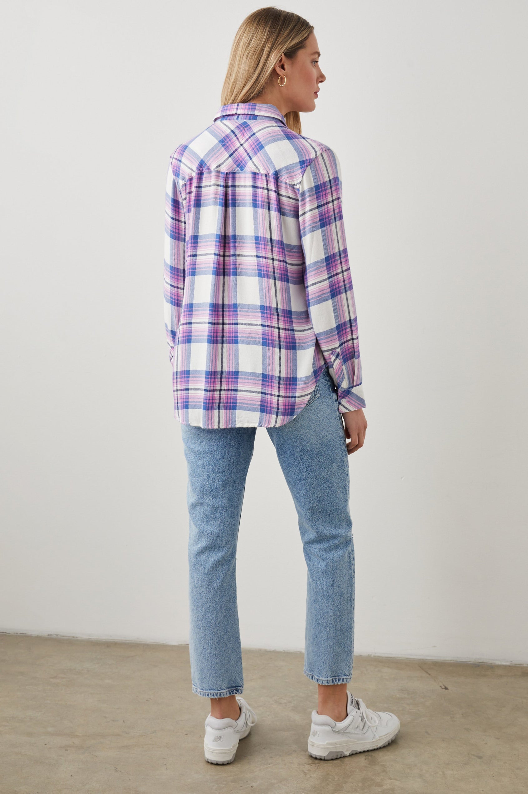 HUNTER SHIRT WHITE DENIM BERRY - BACK FULL BODY