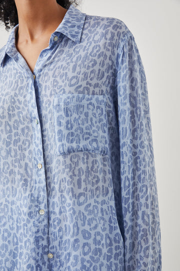 JOSEPHINE SHIRT BLUE BATIK CHEETAH - DETAIL
