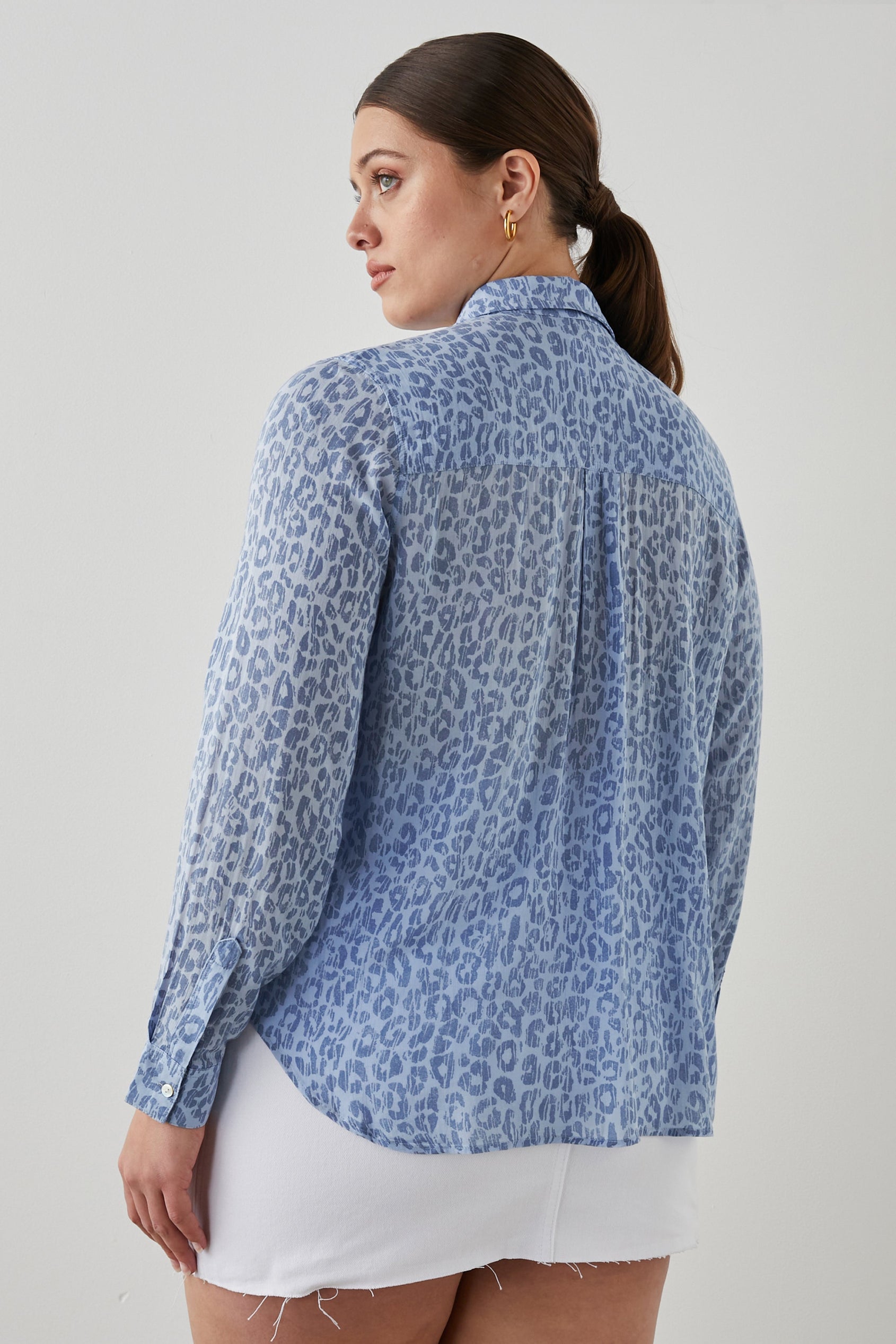 JOSEPHINE SHIRT BLUE BATIK CHEETAH - BACK MODEL 2