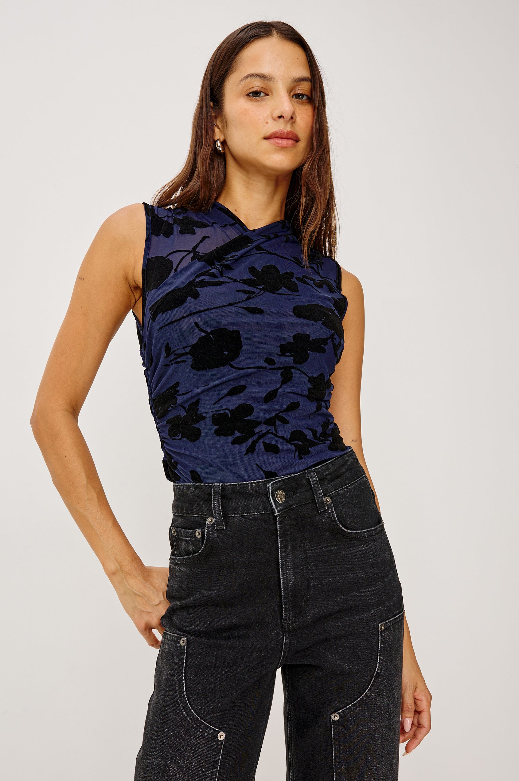 LAURIS TOP - NAVY TOSSED ROSES