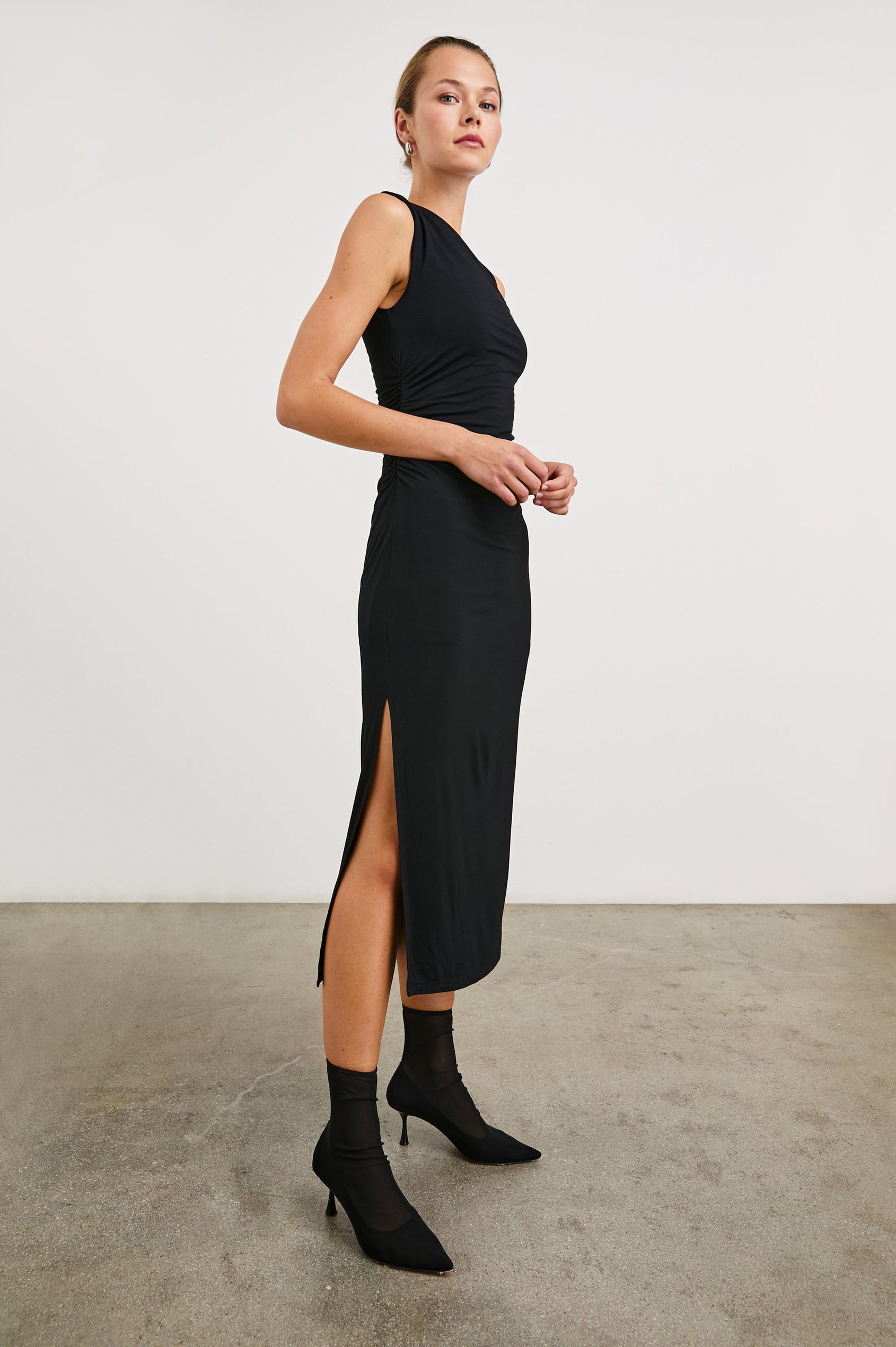 LOLA-BLACK-ONYX-SIDE ANGLE