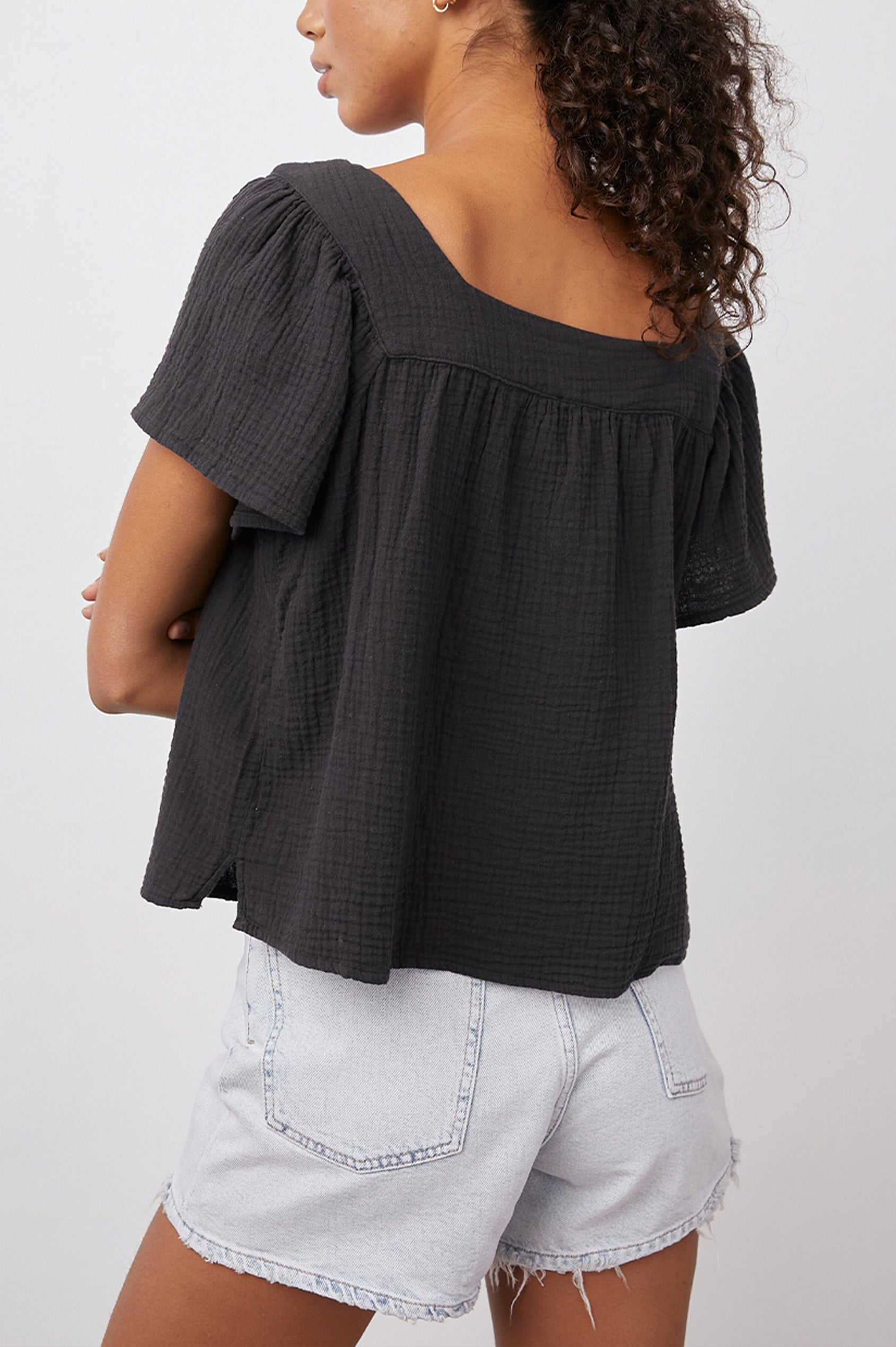 MAGNOLIA-BLACK-BACK