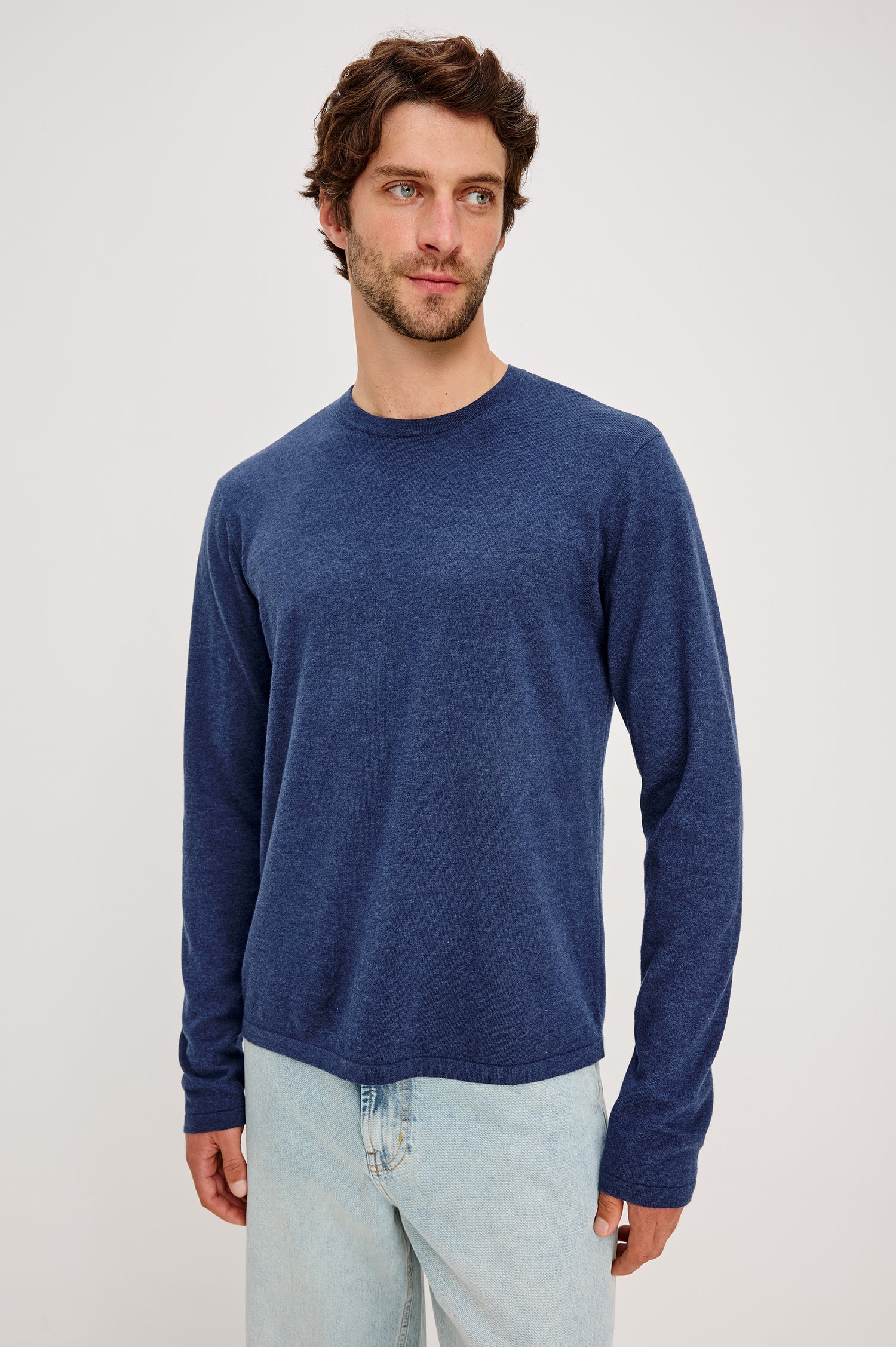 Quentin Long Sleeve T-Shirt in Cotton-Cashmere With Relaxed Slim Fit and Crew Neckline in Heather Blue Colorway - front view featured on model.