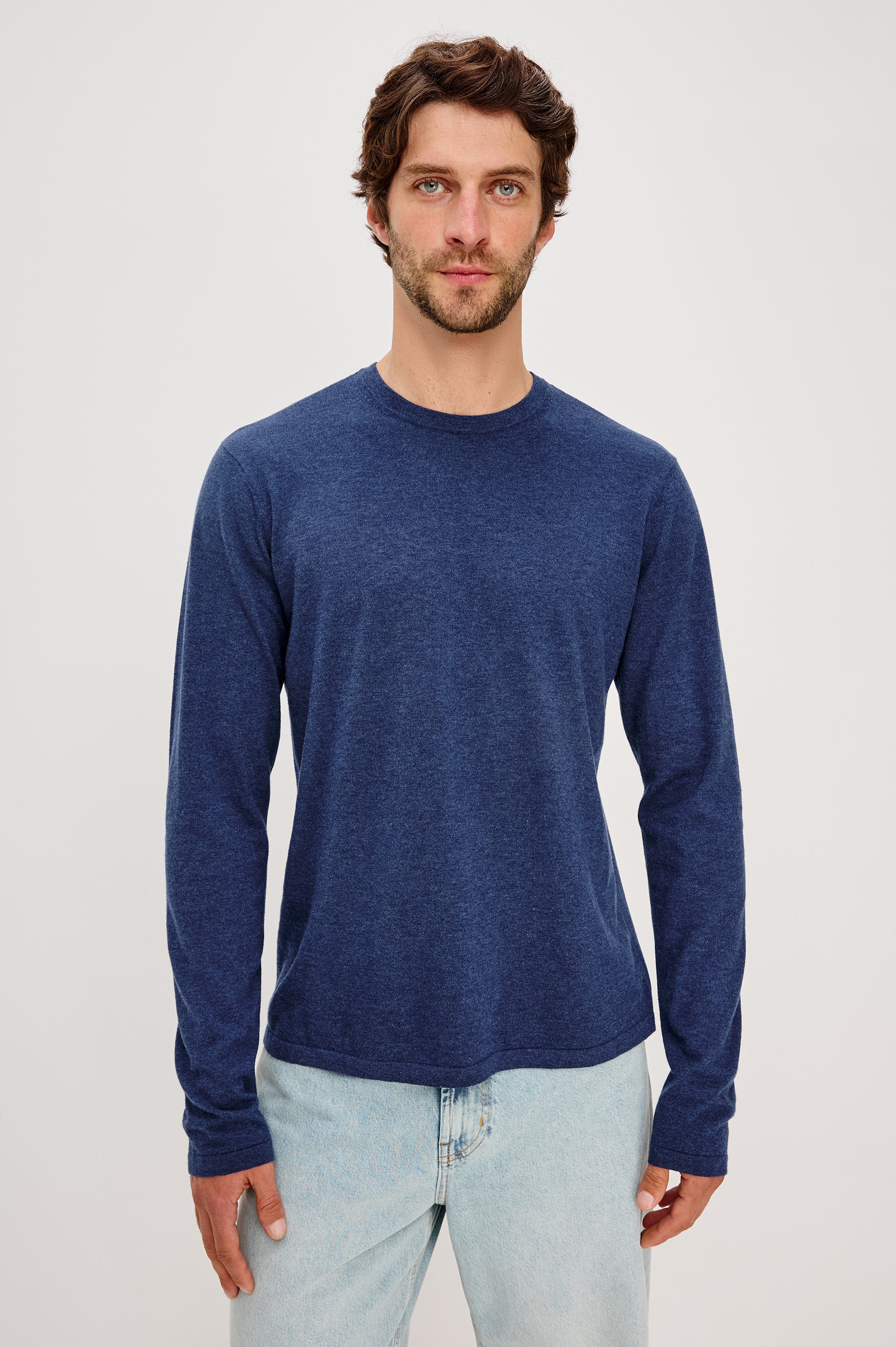 Quentin Long Sleeve T-Shirt in Cotton-Cashmere With Relaxed Slim Fit and Crew Neckline in Heather Blue Colorway - front view featured on model.
