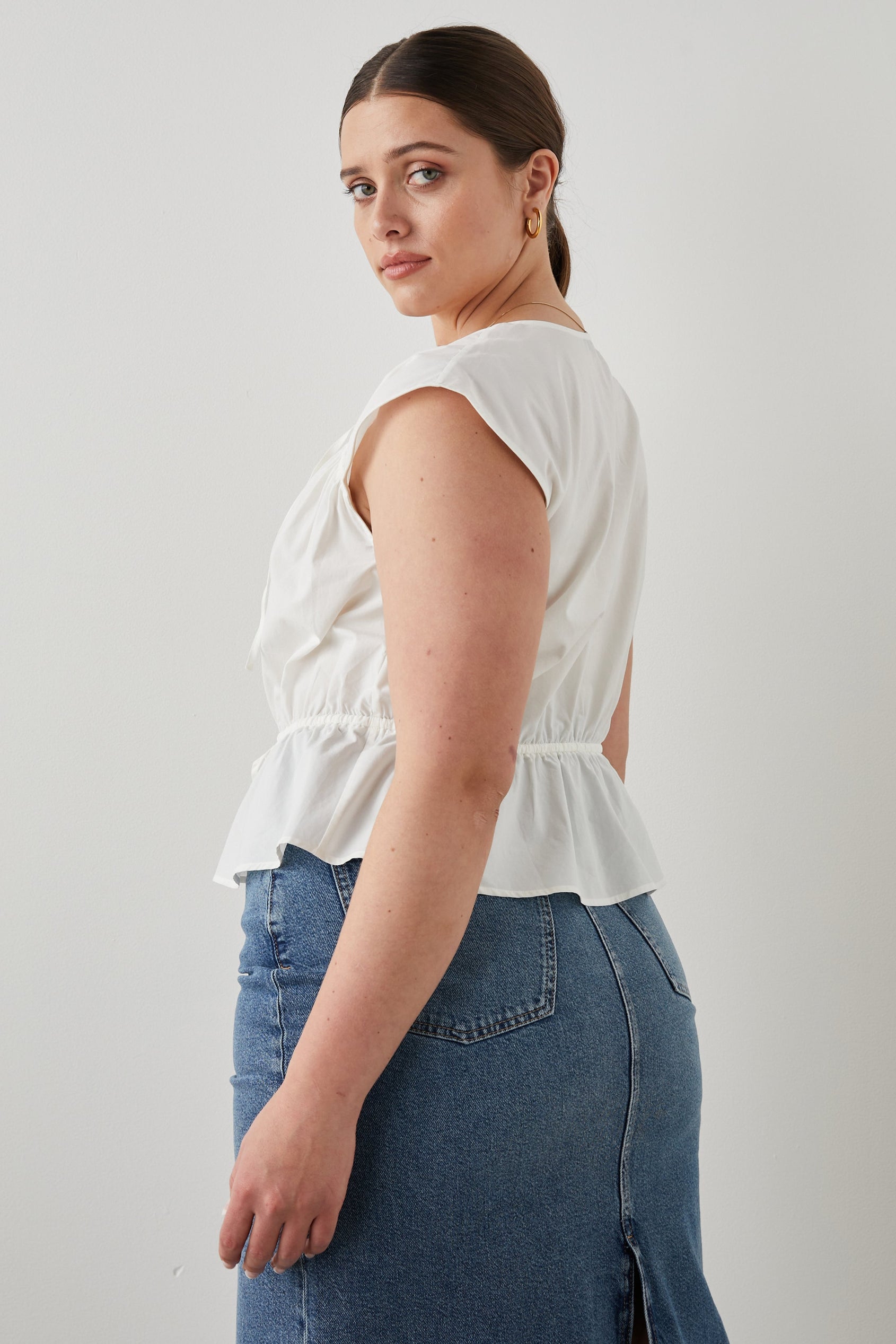 SAVI TOP WHITE - BACK MODEL 2