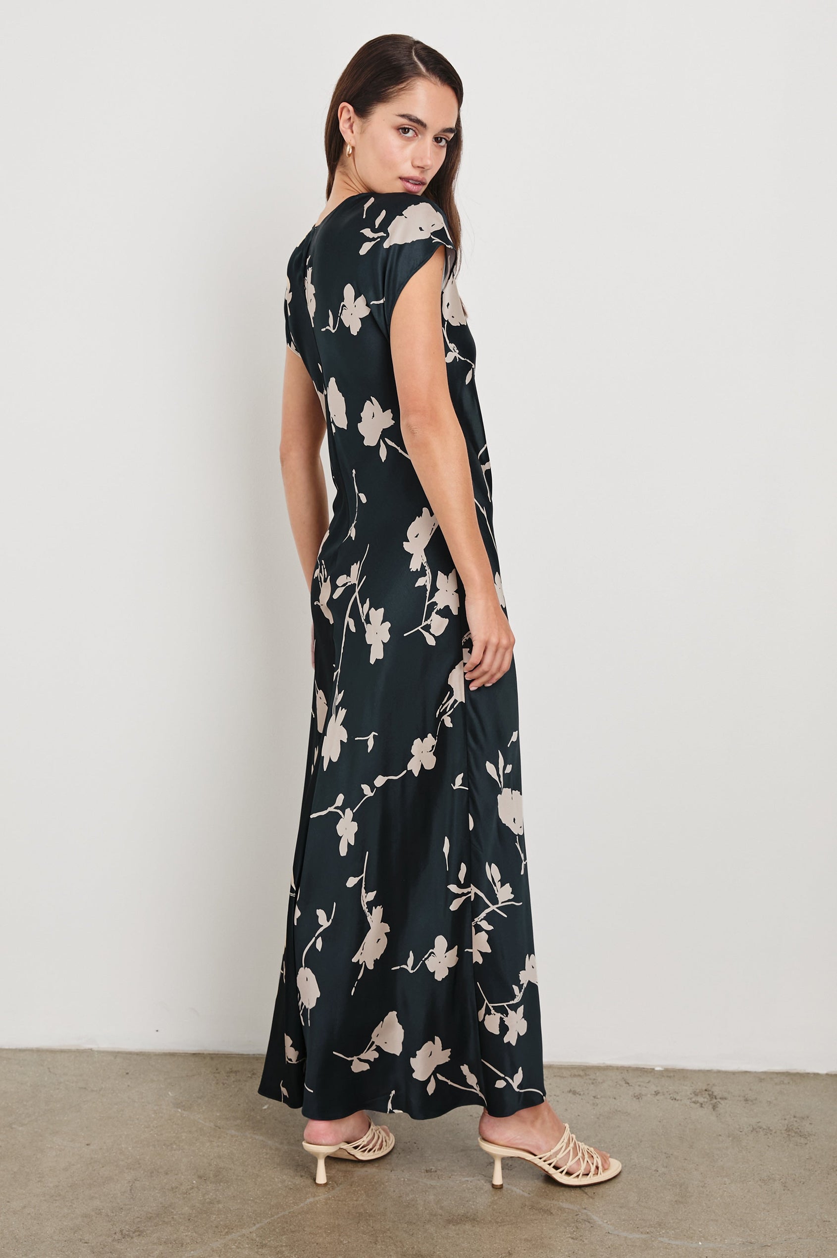 SERENITY-MIDNIGHT-ROSES-BACK