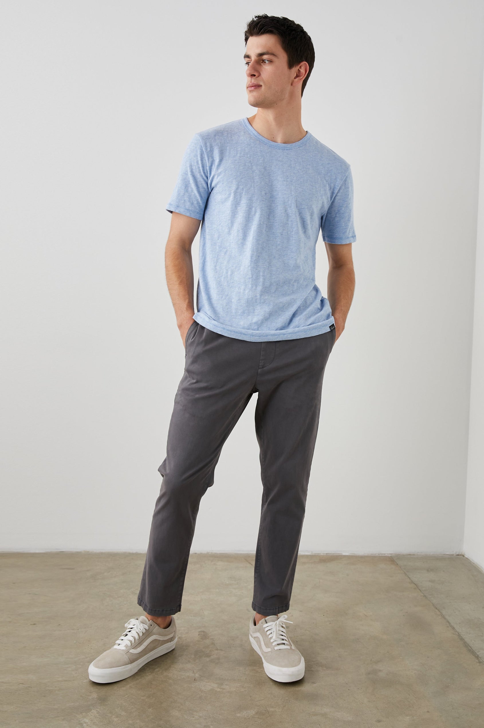 SKIPPER MIRAGE HEATHER T-SHIRT - FRONT FULL BODY WITH HANDS IN POCKETS