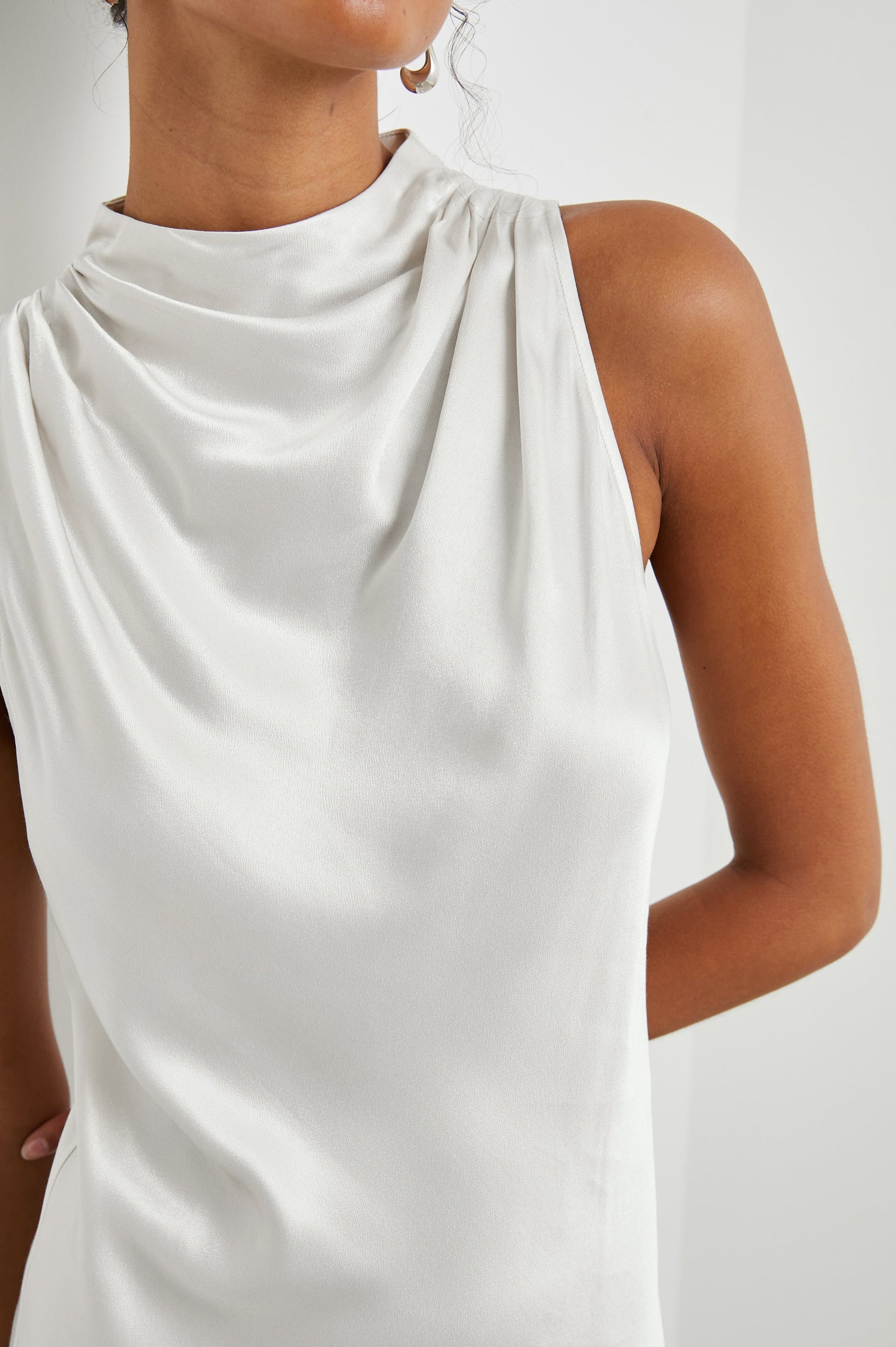 SOLANA DRESS IVORY - FRONT DETAILS