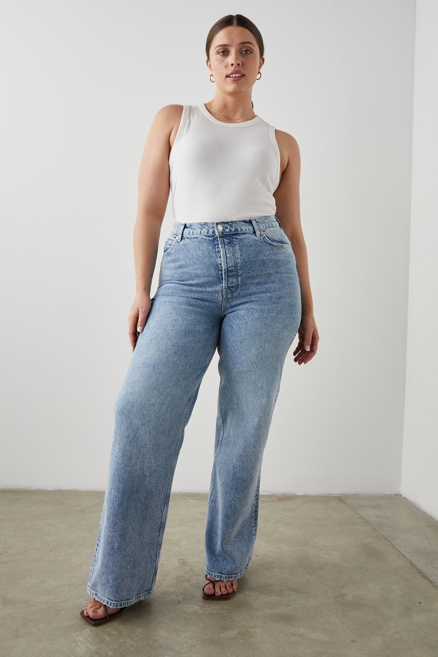 THE GETTY SNOWBIRD - FRONT FULL BODY MODEL 2